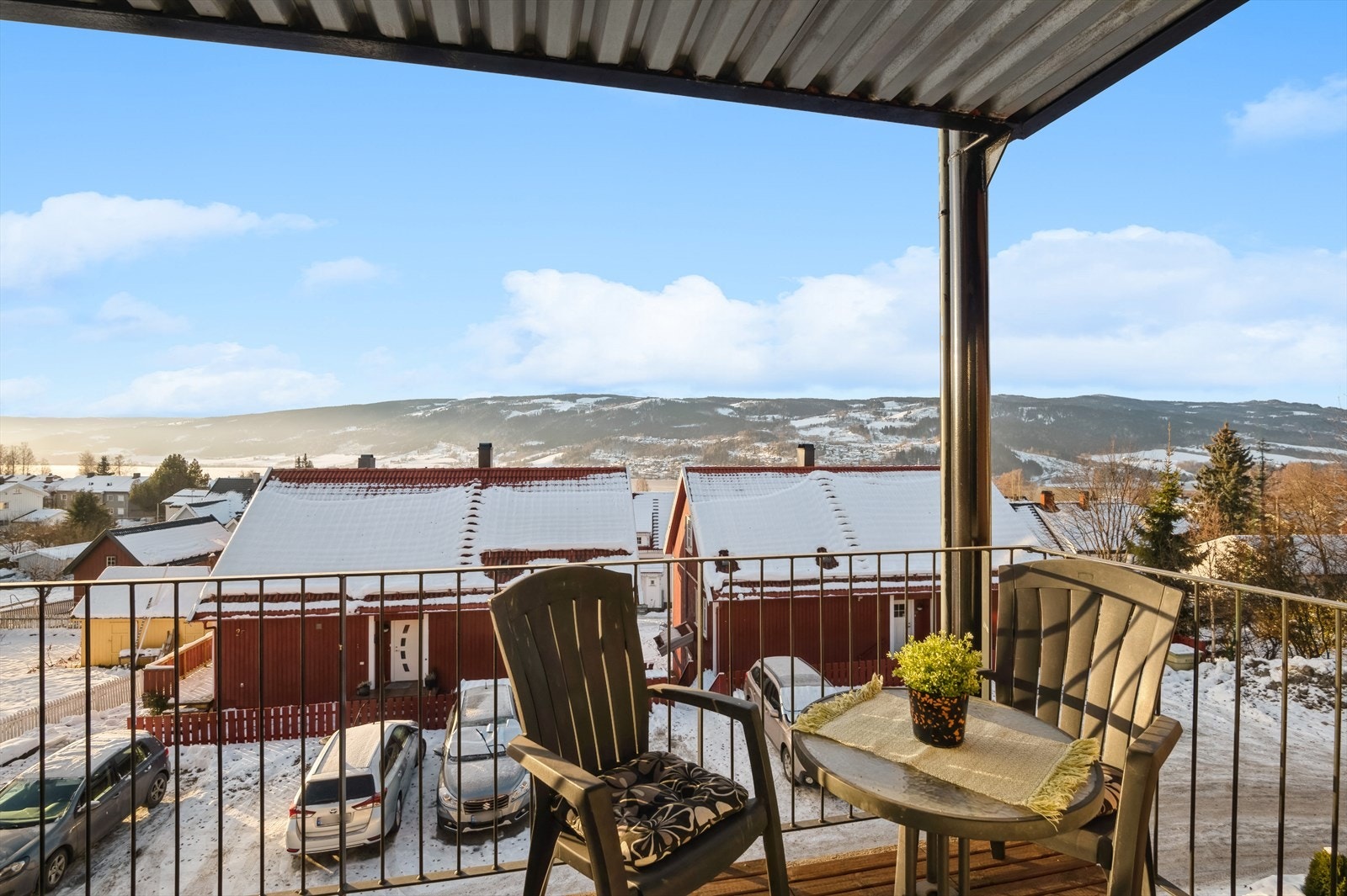 Leiligheten har en vestvendt veranda på cirka 7. kvm, med plass til utemøblement. Galleribilde