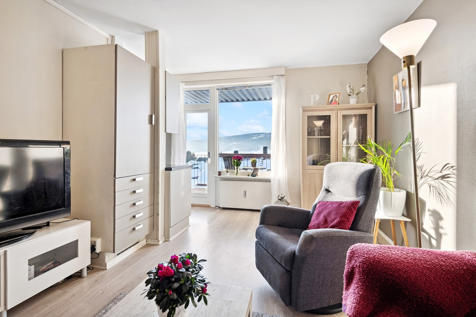 Leiligheten har en flott planløsning med et delvis åpent og innbydende kjøkken, spisestue og stue løsning. Galleribilde