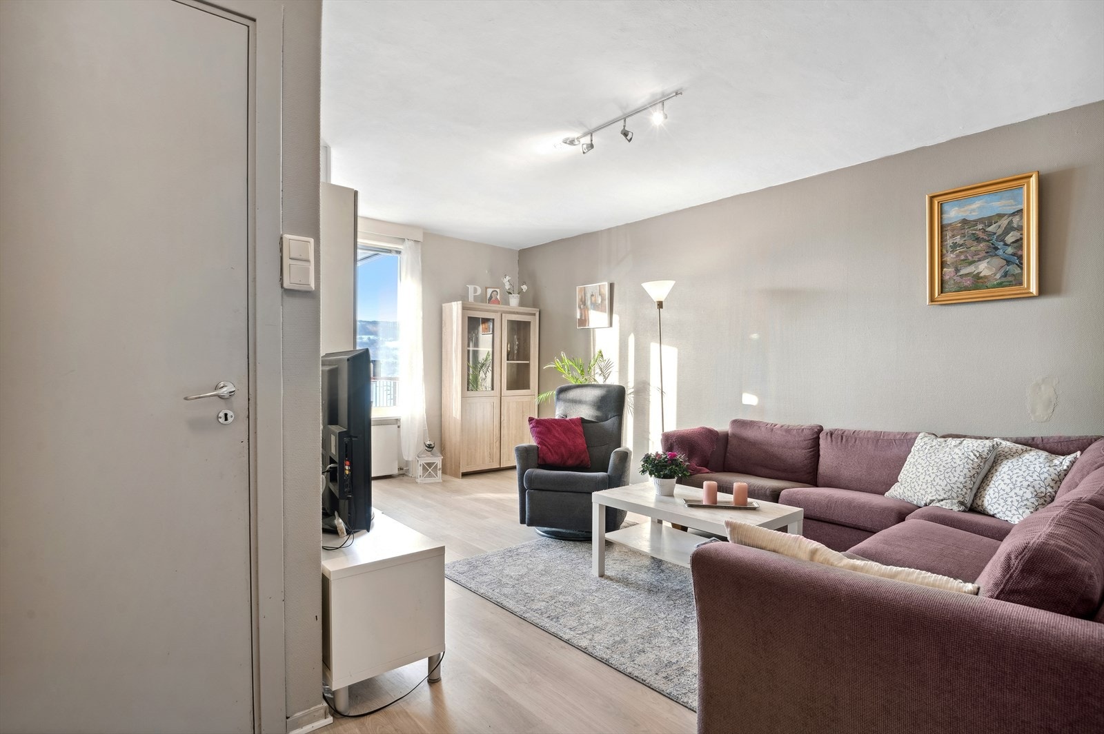 Stuen har store vinduer som slipper inn naturlig dagslys. Galleribilde