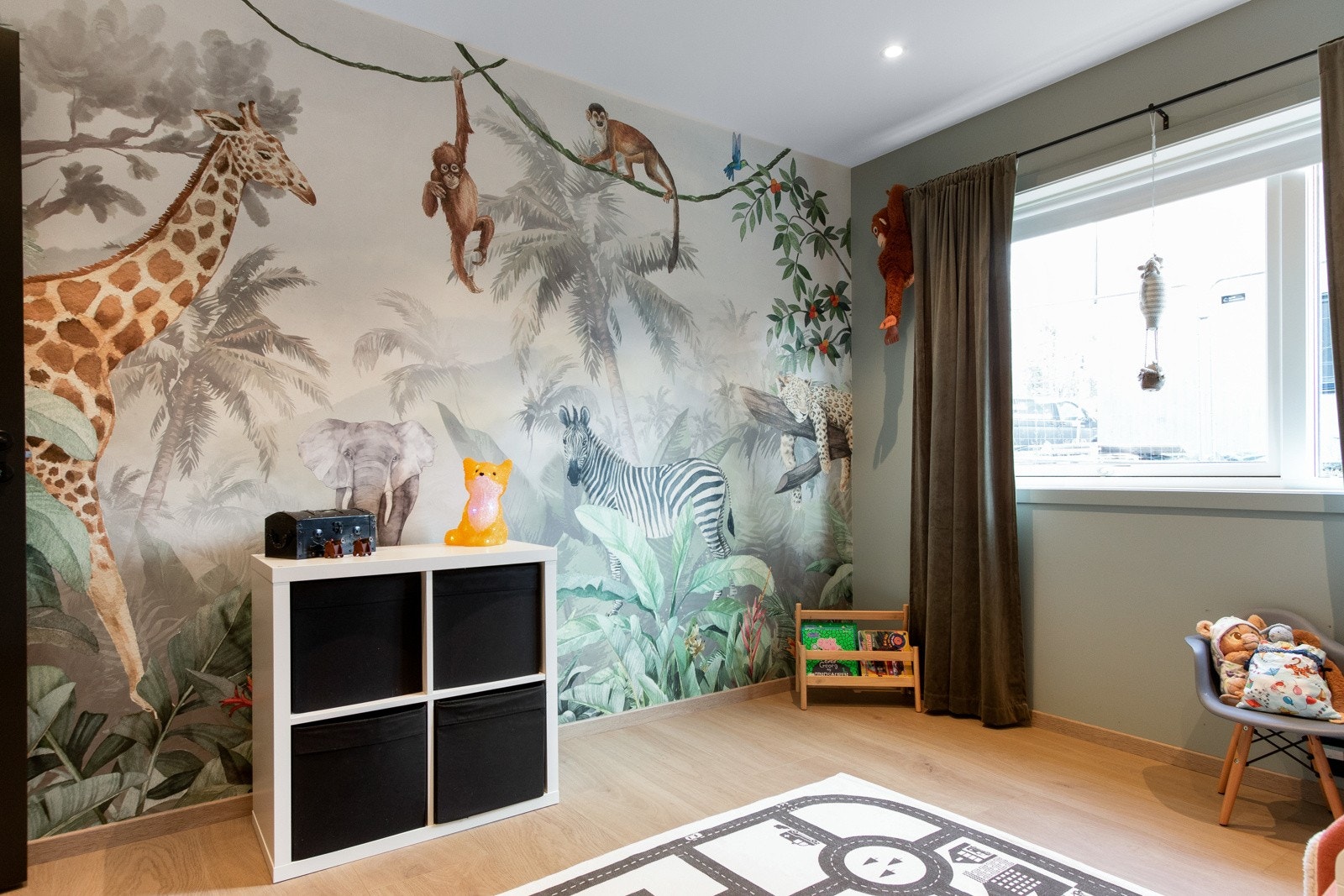 To av rommene har en tapetsert kontrastvegg med lekent barnevennlig motiv. Galleribilde