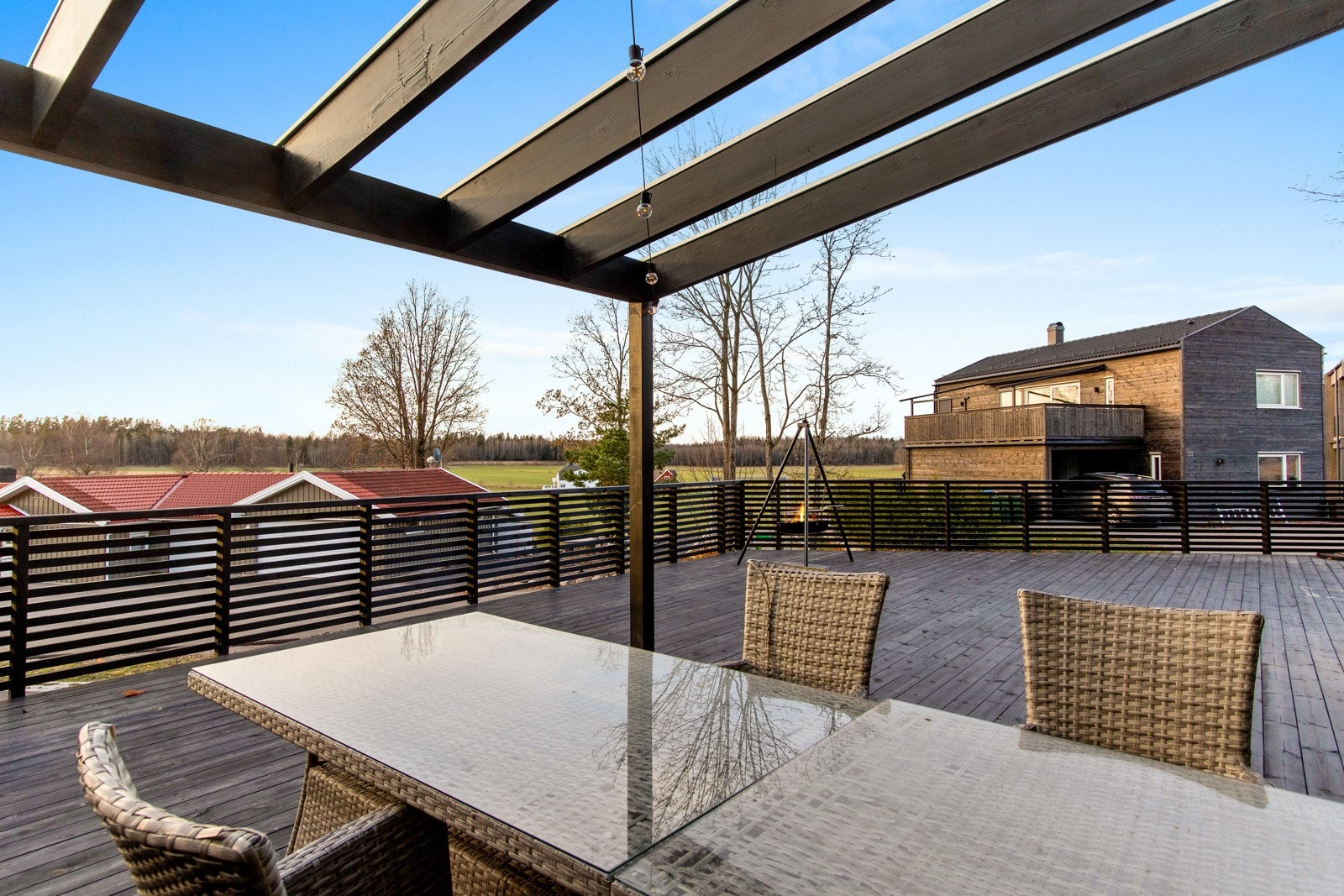Fra tv-stuen i første etasje er det utgang til en sydvestvendt terrasse. Galleribilde