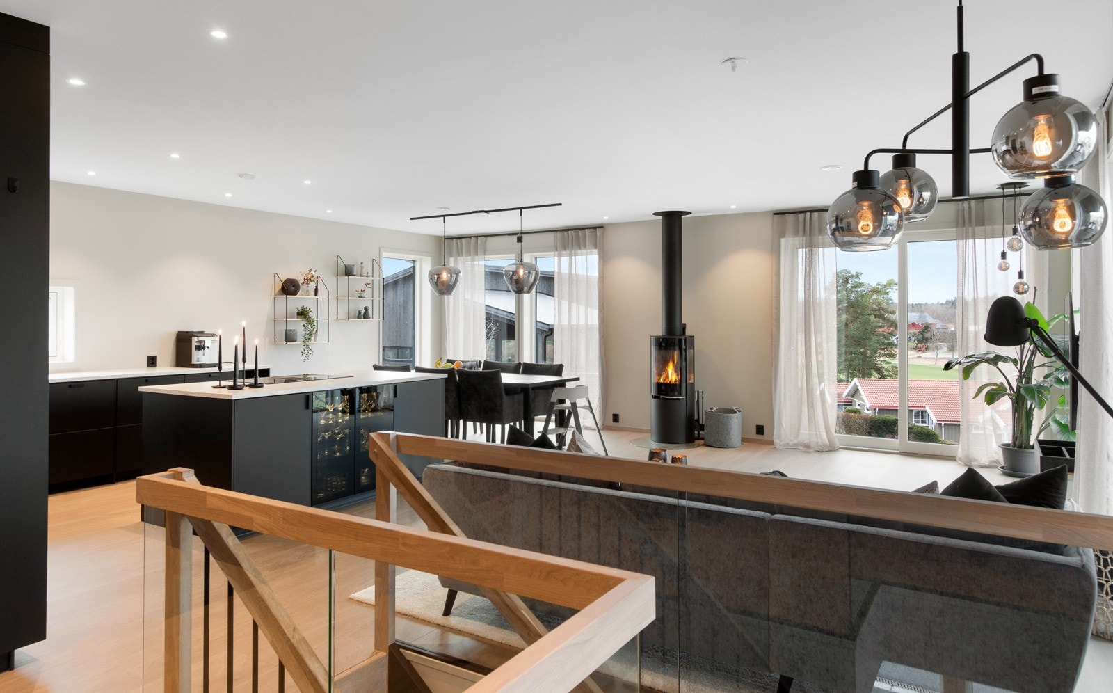 På toppen er det rekkverk med glass. Allrommet har herlig dagslys inn fra vinduer på tre sider, flere med nydelig utsikt mot bølgende åkerlapper og skog. Galleribilde