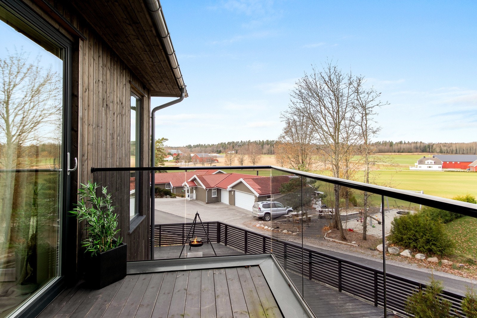 Boligen har utgang fra stuen i andre etasje til en overbygget vestvendt balkong, perfekt til sene sommerkvelder. Galleribilde