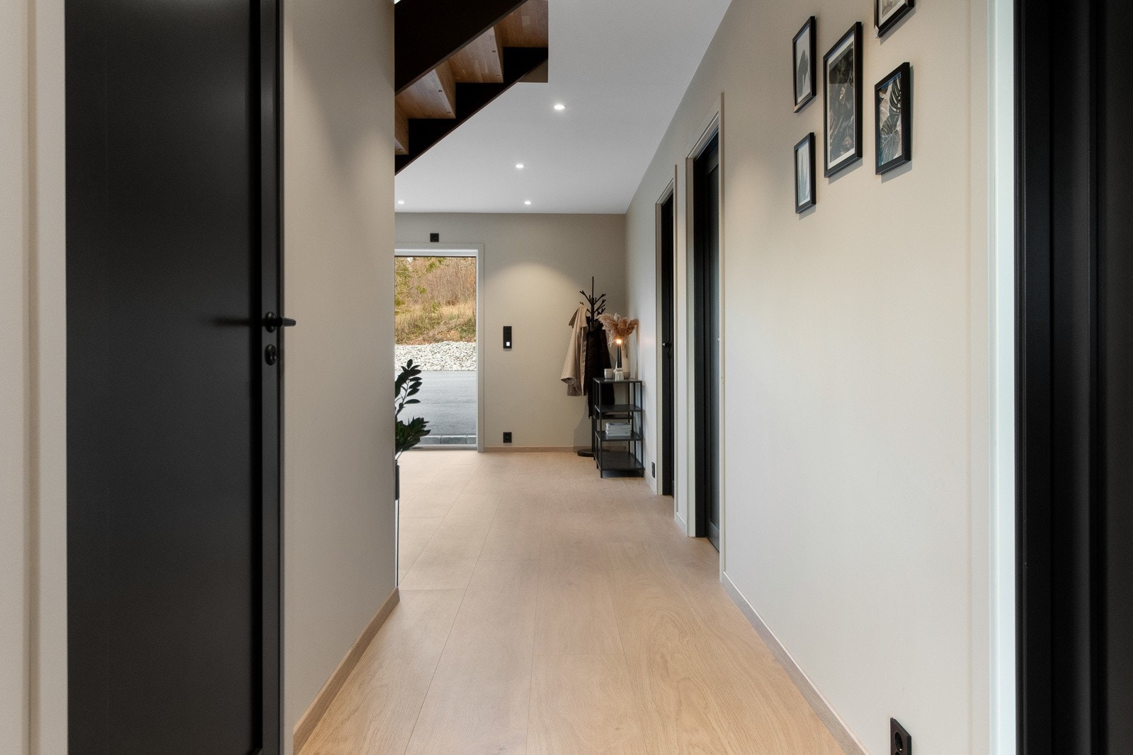 Veggene er slette malt i en beige farge og det er listefritt til hvitmalt tak med velplasserte downlights. Galleribilde