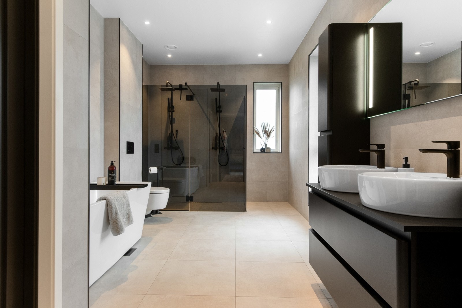 Det ene badet ligger i andre etasje og har inngang både fra stuen og hovedsoverommet via et garderoberom. Galleribilde