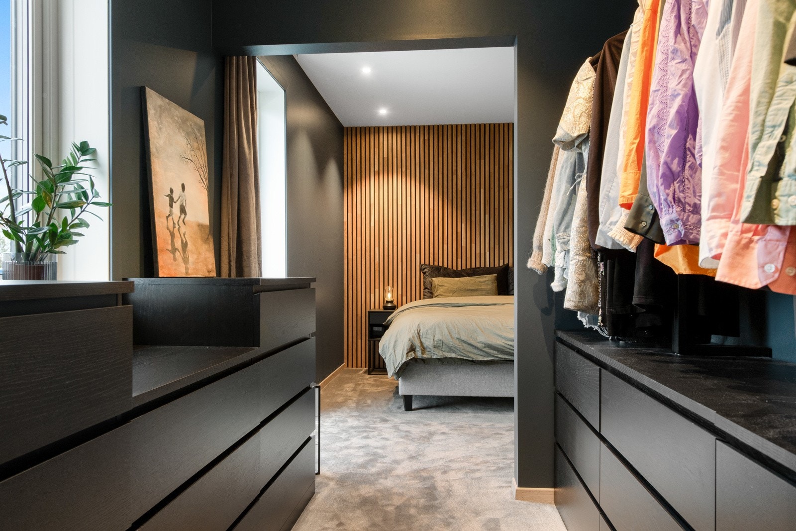 Rommet har heldekkende teppe, vegger malt i deco blue, flere kommoder og oppheng. Galleribilde