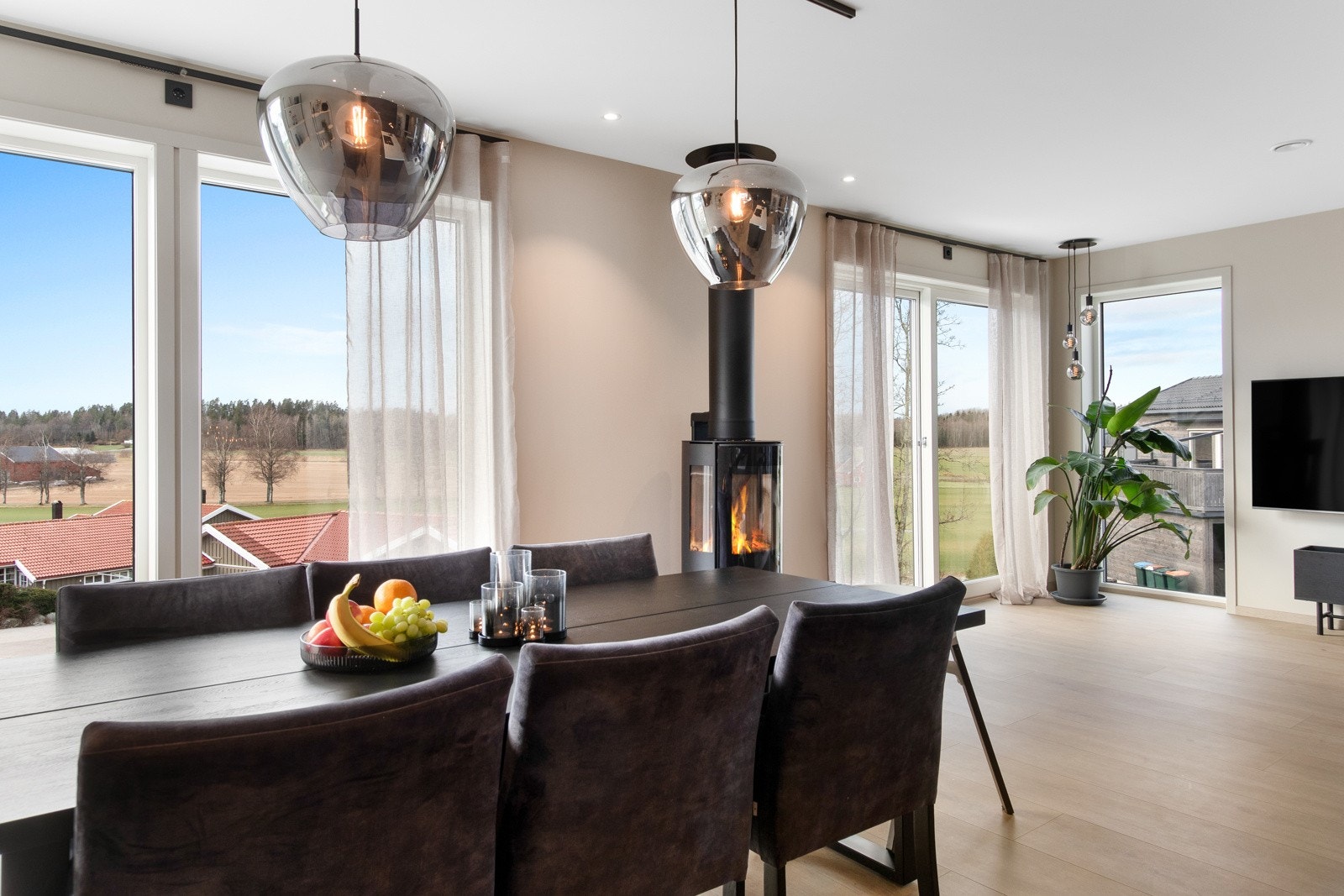 Det er listefritt til himling som har velplasserte downlights. Galleribilde