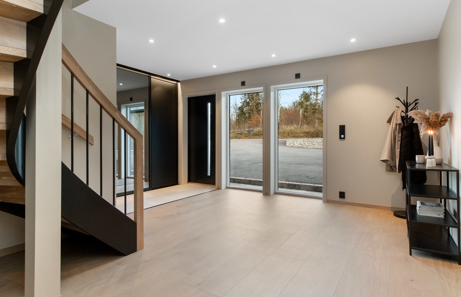 På innsiden åpenbarer det seg en romslig og luftig hall. Galleribilde