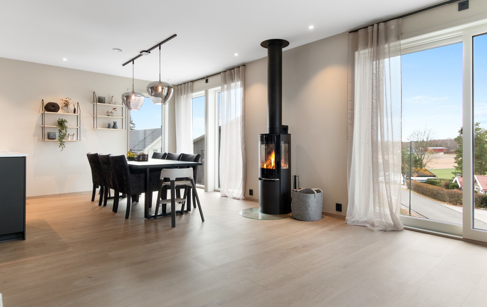 En peisovn er strategisk plassert og kan sees fra hele rommet og i stuen er det ellers plass til sofa, tv-løsning og spisebord. Galleribilde