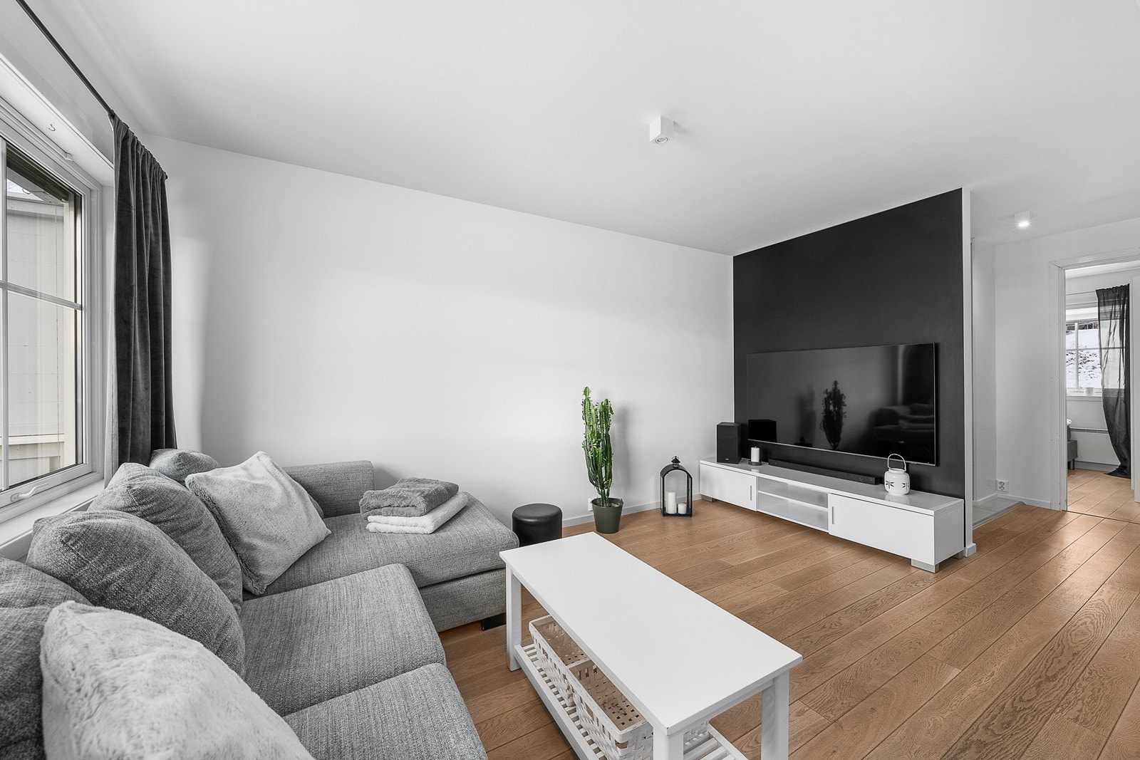 Stuen er romslig og luftig, og med god plass til sofagruppe av valgfri størrelse. Galleribilde