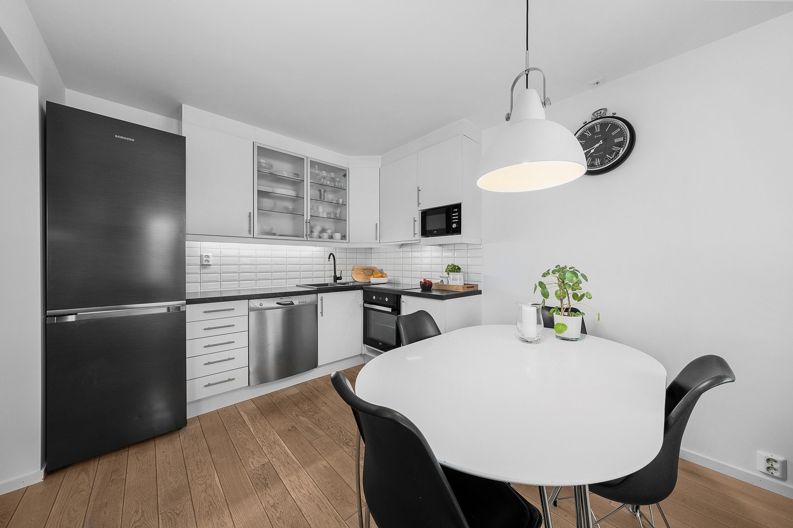 Kjøkkeninnredningen har glatte malte fronter og skuffer, laminert benkeplate, samt noen stilige glassfronter. Galleribilde