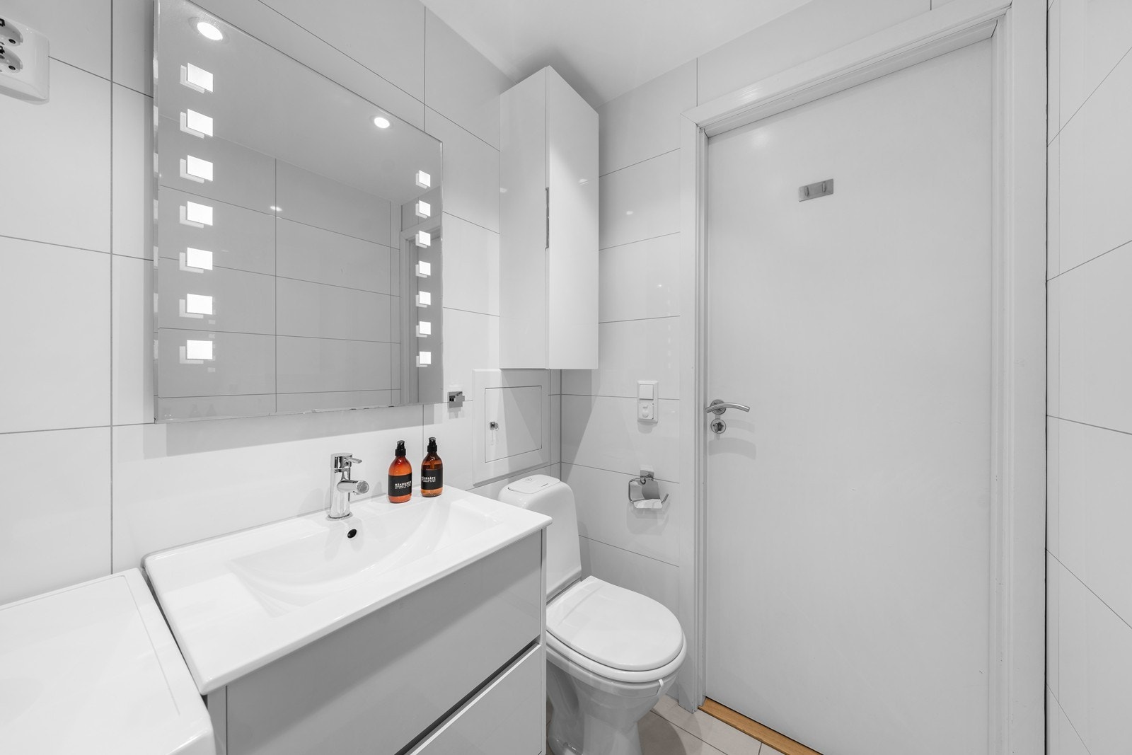 Det er opplegg for vaskemaskin og stemningsfulle downlights i taket. Badet har varmekabler i gulv. Galleribilde