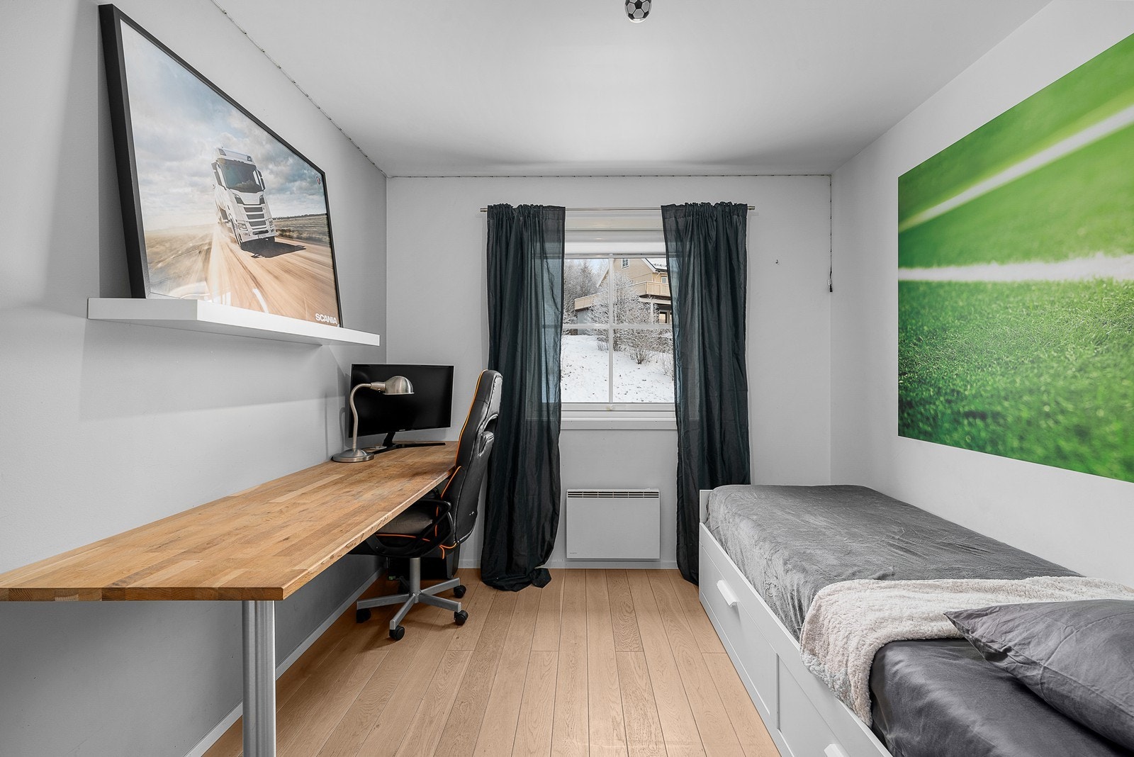 Begge rommene har god plass til både dobbeltseng og garderobeløsning. Galleribilde