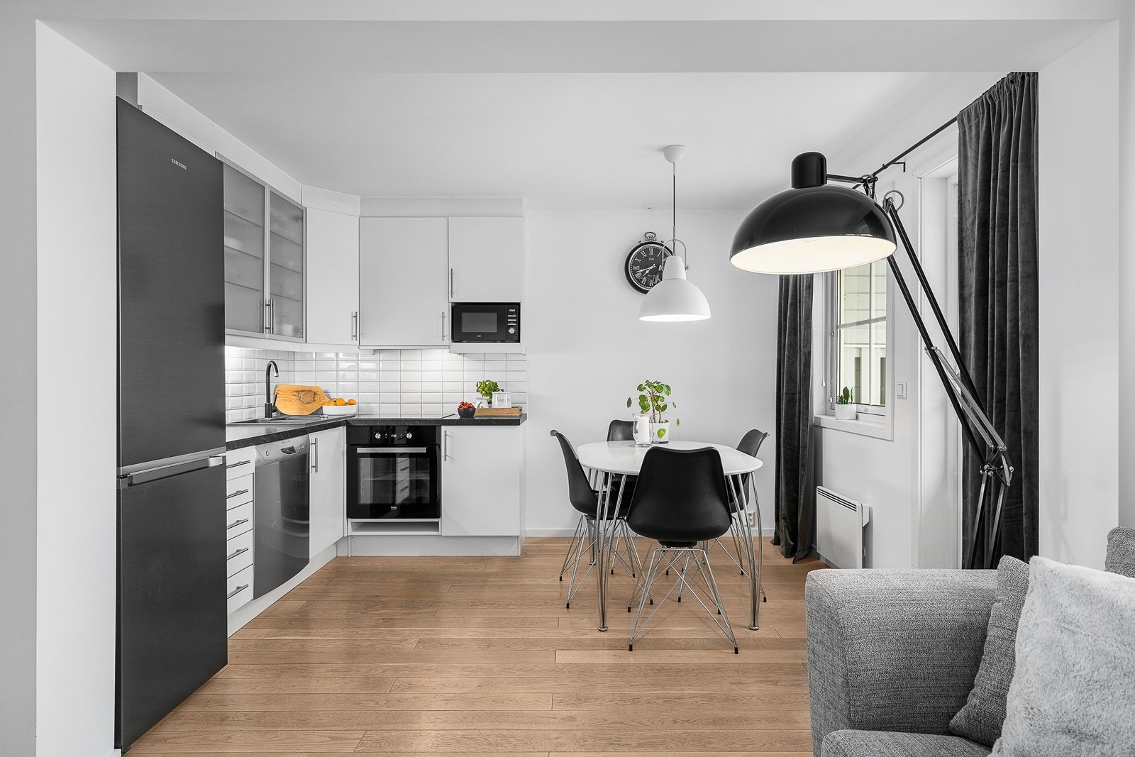 Kjøkkenet er utstyrt med hvitevarer som kjøleskap, stekeovn, induksjonkoketopp, integrert mikrobølgeovn og oppvaskmaskin. Galleribilde