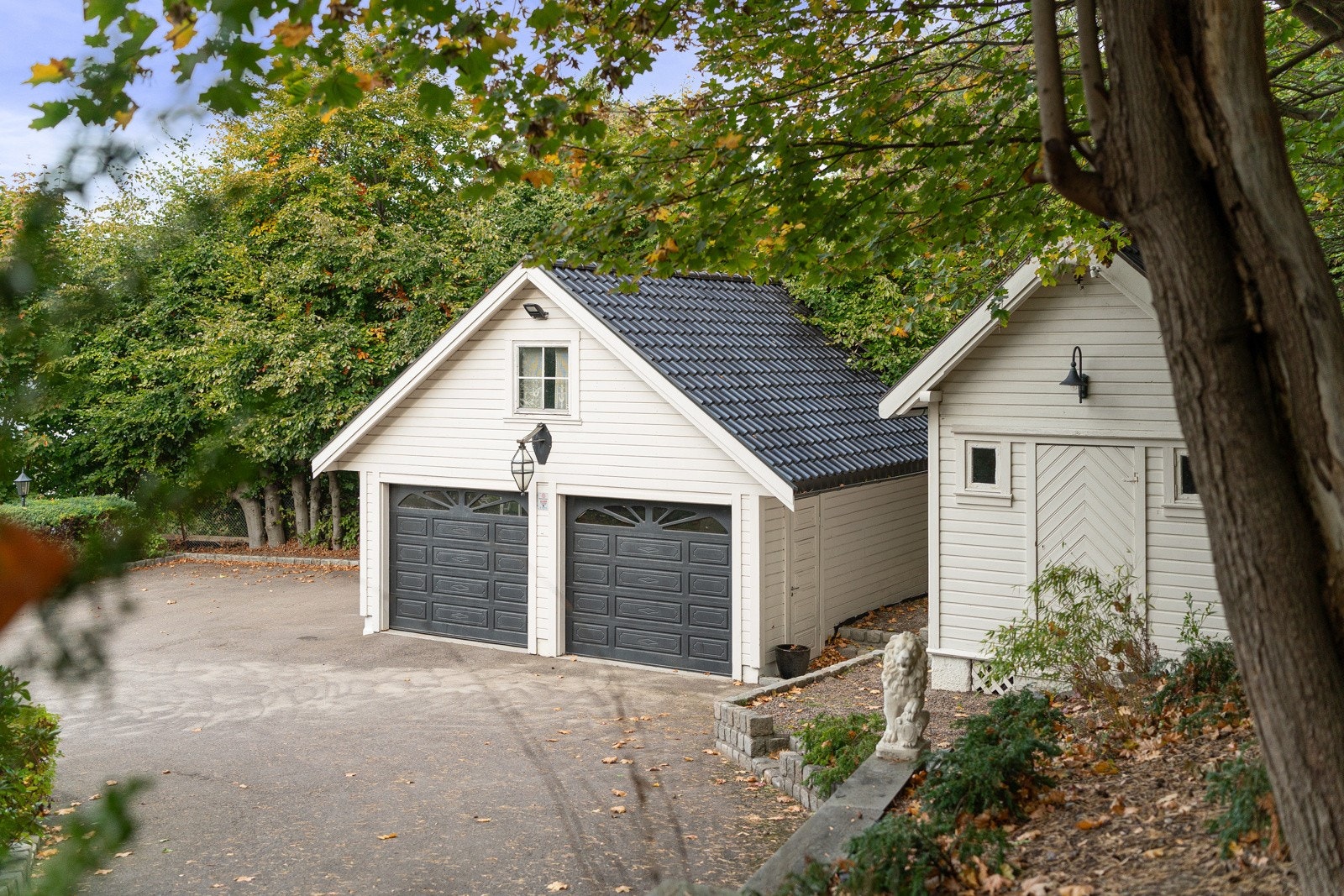 Dobbel garasje samt plass til 8-10 biler på egen tomt Galleribilde