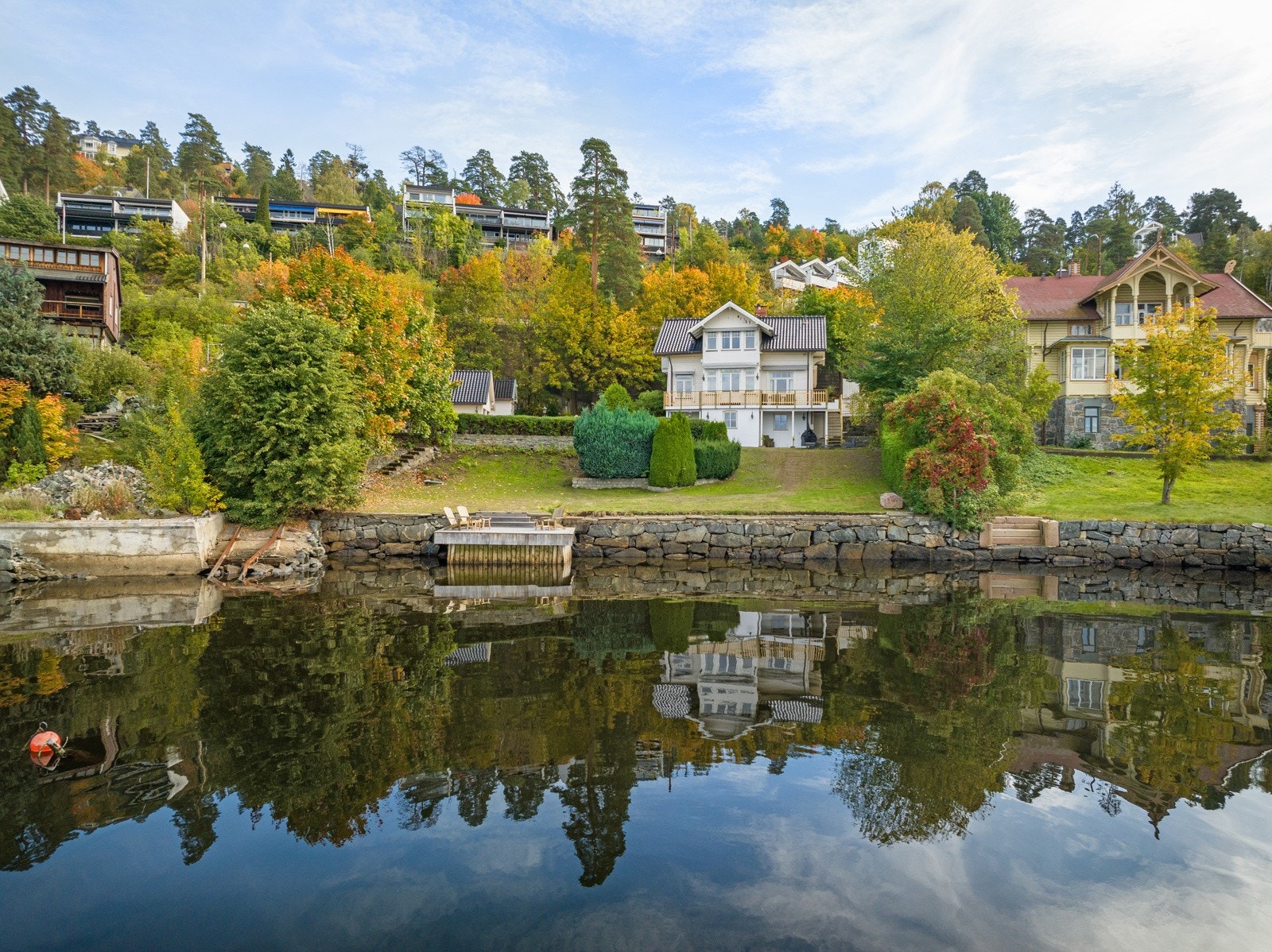 Mosseveien 221 er en stor og klassisk villaeiendom over 3 plan med gjennomgående høy standard Galleribilde