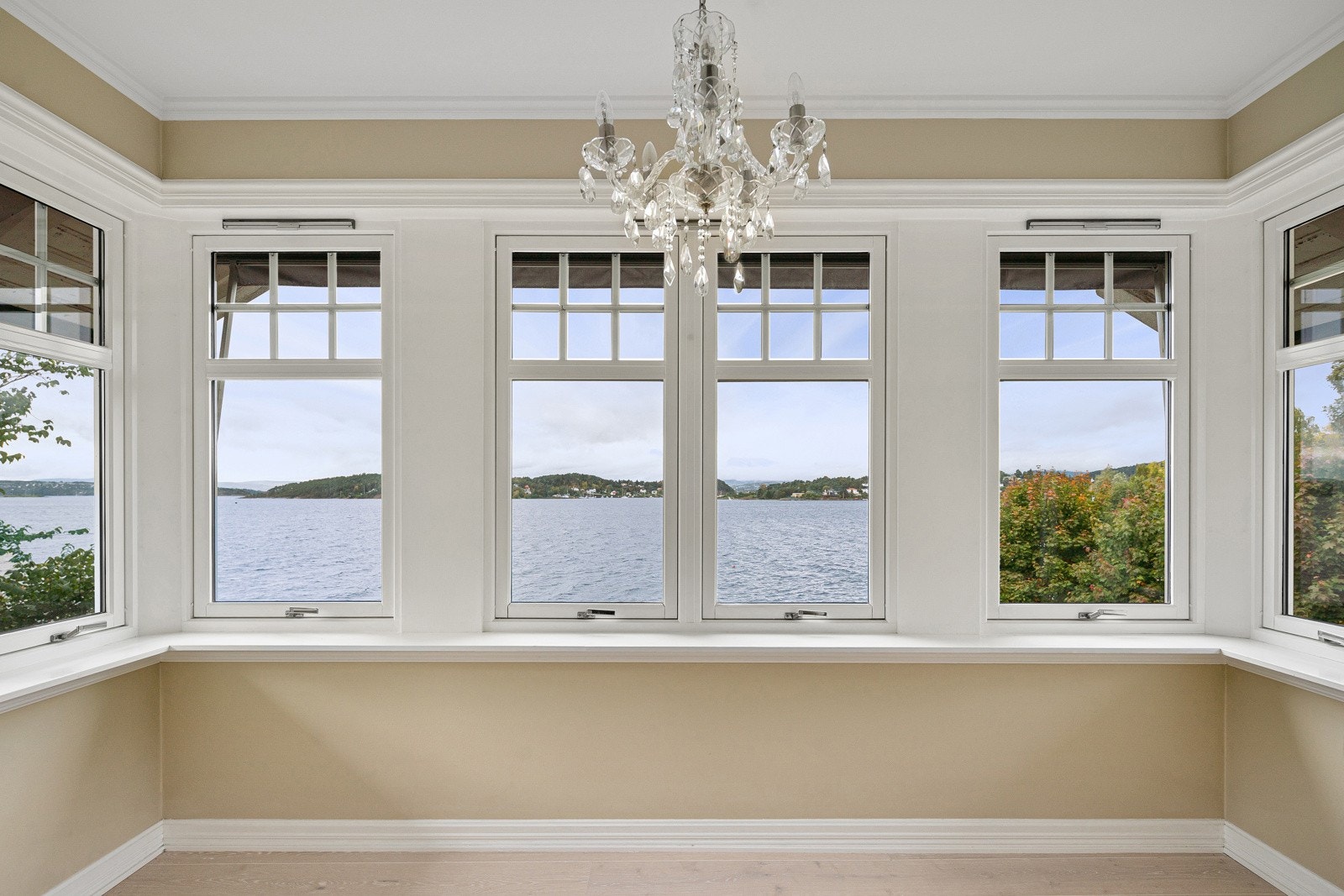 Master bedroom har eget karnapp mot sjøen med fantastisk utsikt Galleribilde