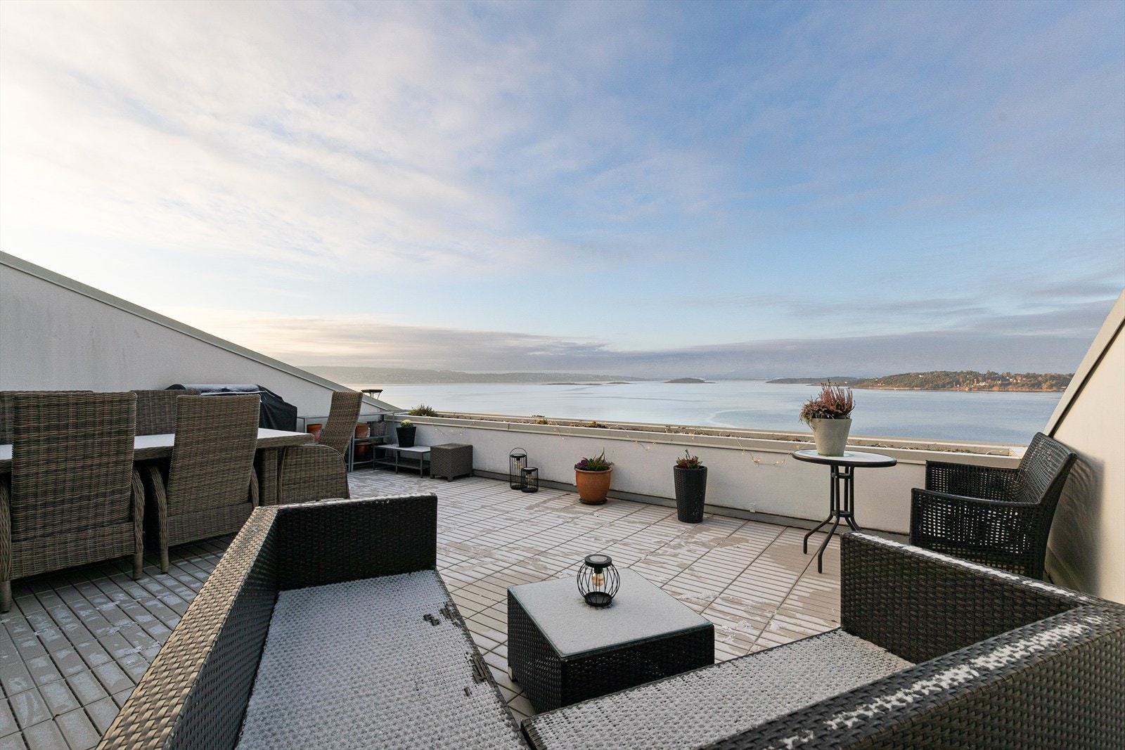 Fantastisk terrasse på ca. 34 m² med ypperlige solforhold og nydelig fjordutsikt. Galleribilde