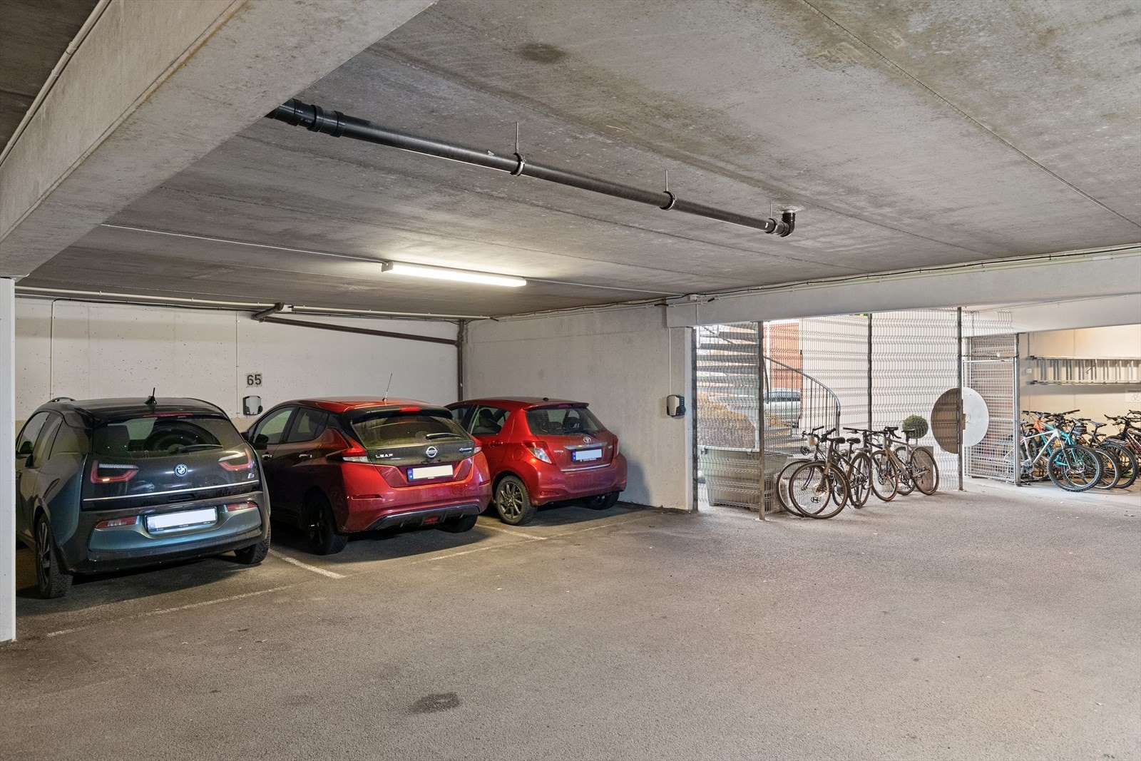 Garasjeplass med elbillader i felles låst garasjeanlegg (plass nr. 65). Galleribilde