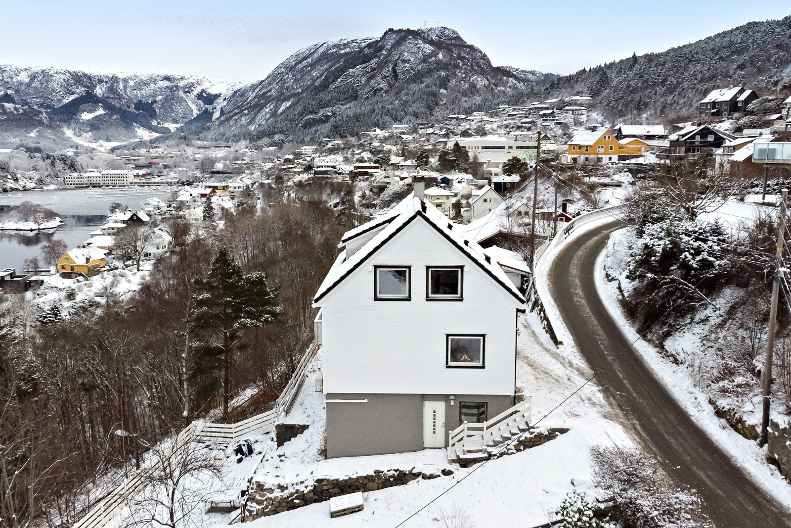 Parkeringsmuligheter i gaten rett rundt svingen Galleribilde