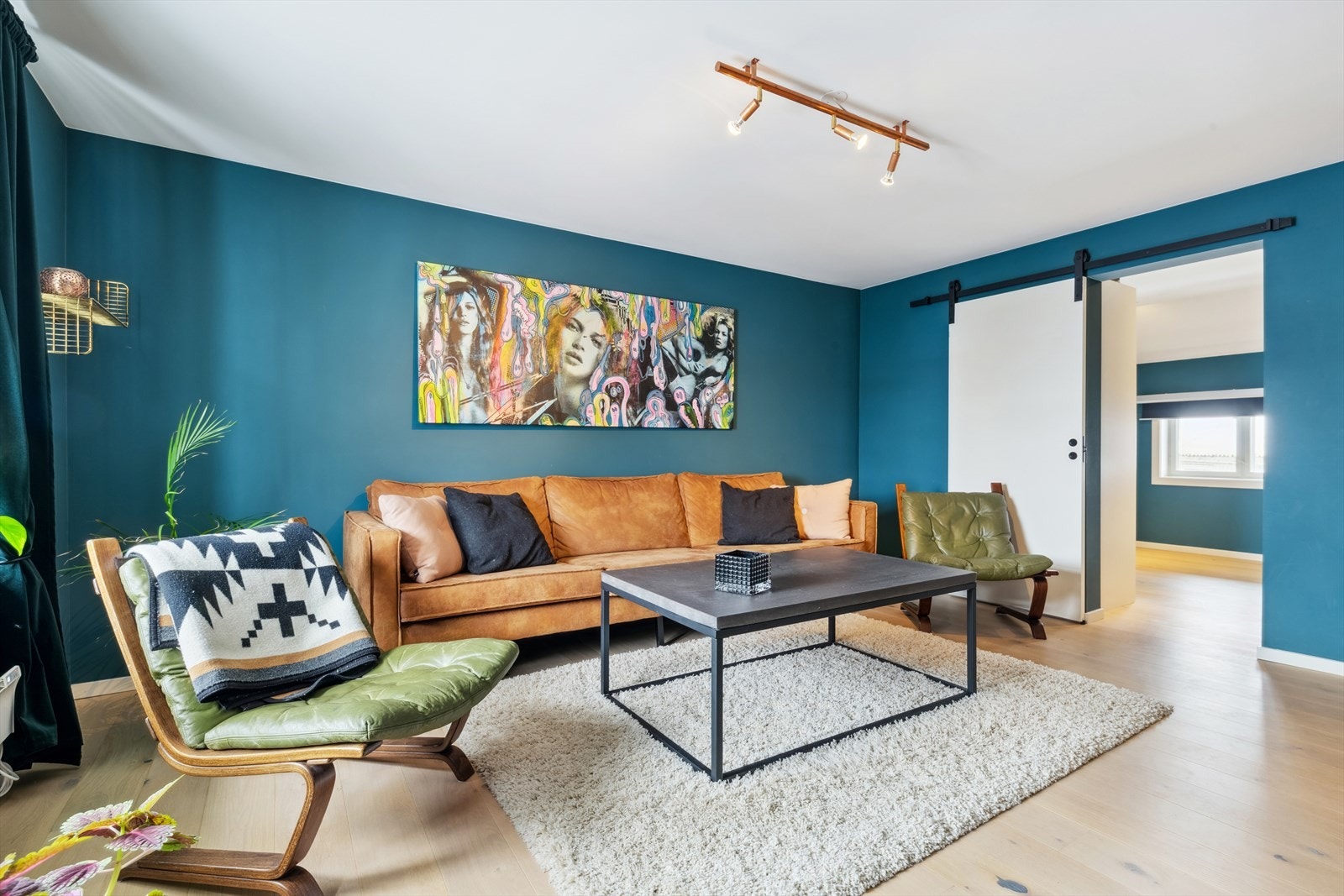 Den andre stuen har adkomst til stor walk-in garderobe via plassbesparende skyvedør. Galleribilde