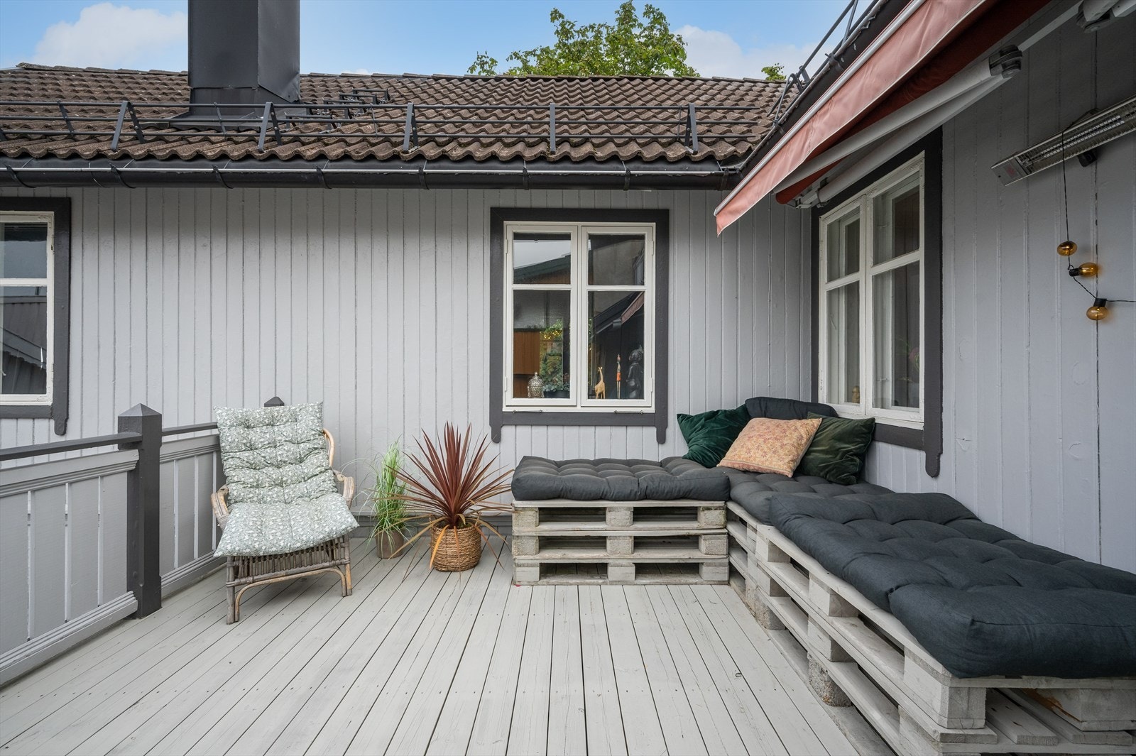 Romslig vestvendt uteplass med plass både sittegruppe, bord og grill Galleribilde