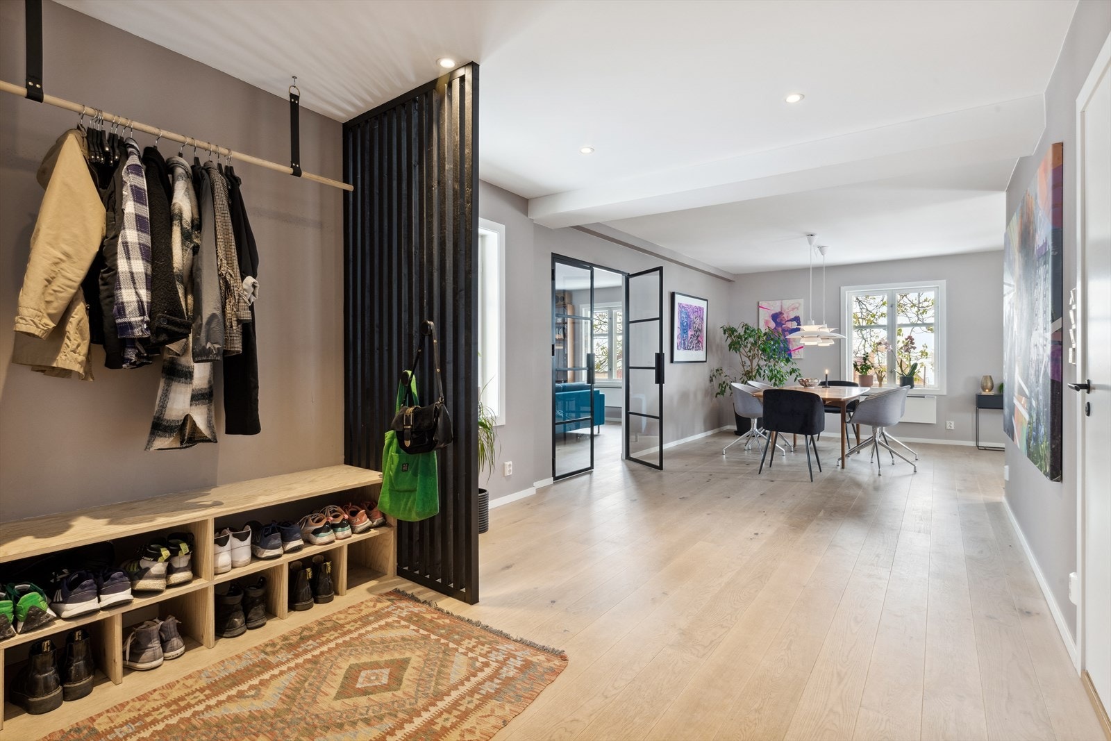 Vel inne i boligen blir du møtt av en entré med downlights i himling med god plass til oppbevaring av klær og plassbygd skohylle med sittebenk. Spilevegg og varmepumpe. Galleribilde