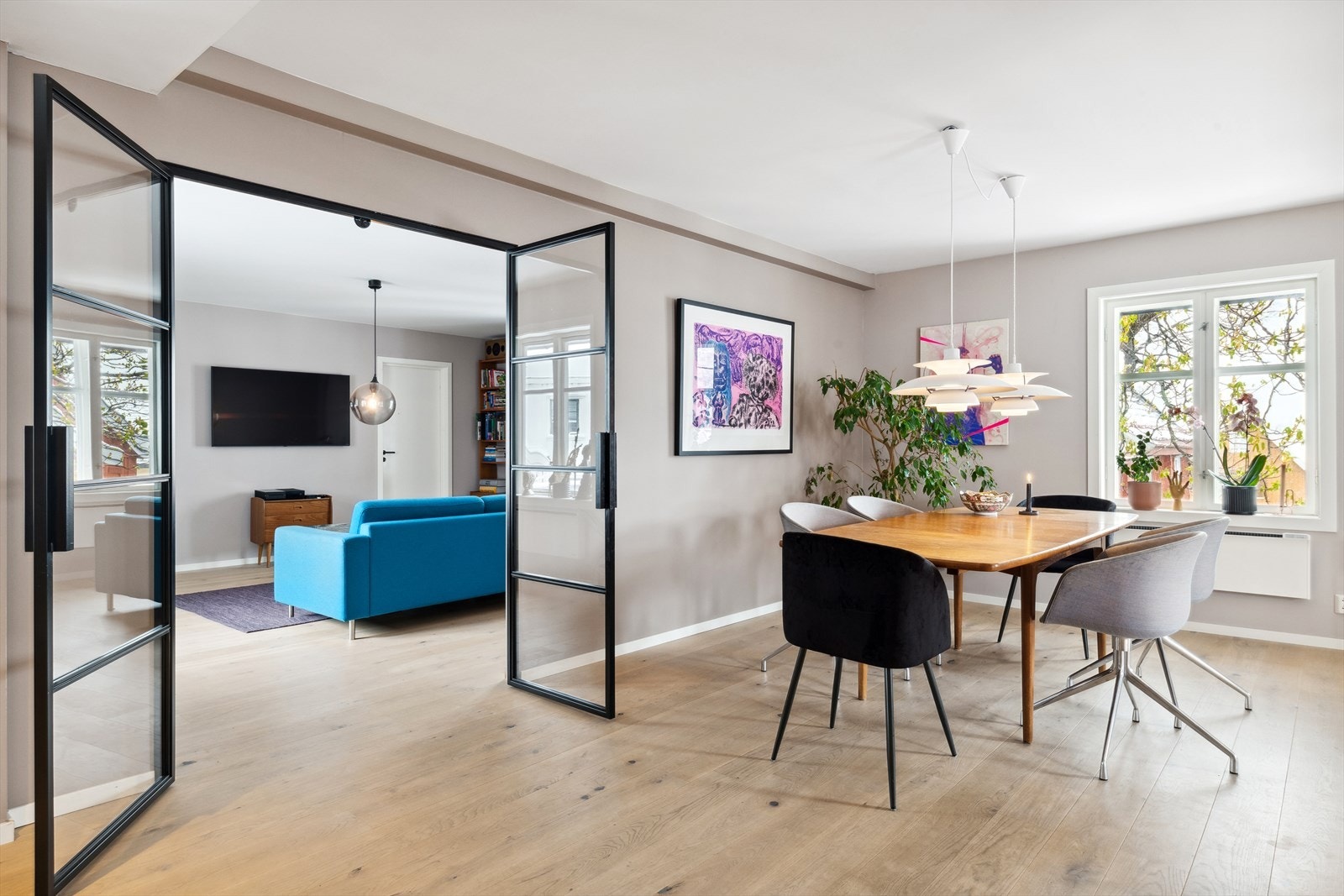 Via en tofløyet glassdør er det tilgang til en stue, perfekt som en egen avdeling for barn/ungdom eller en TV-stue. Galleribilde
