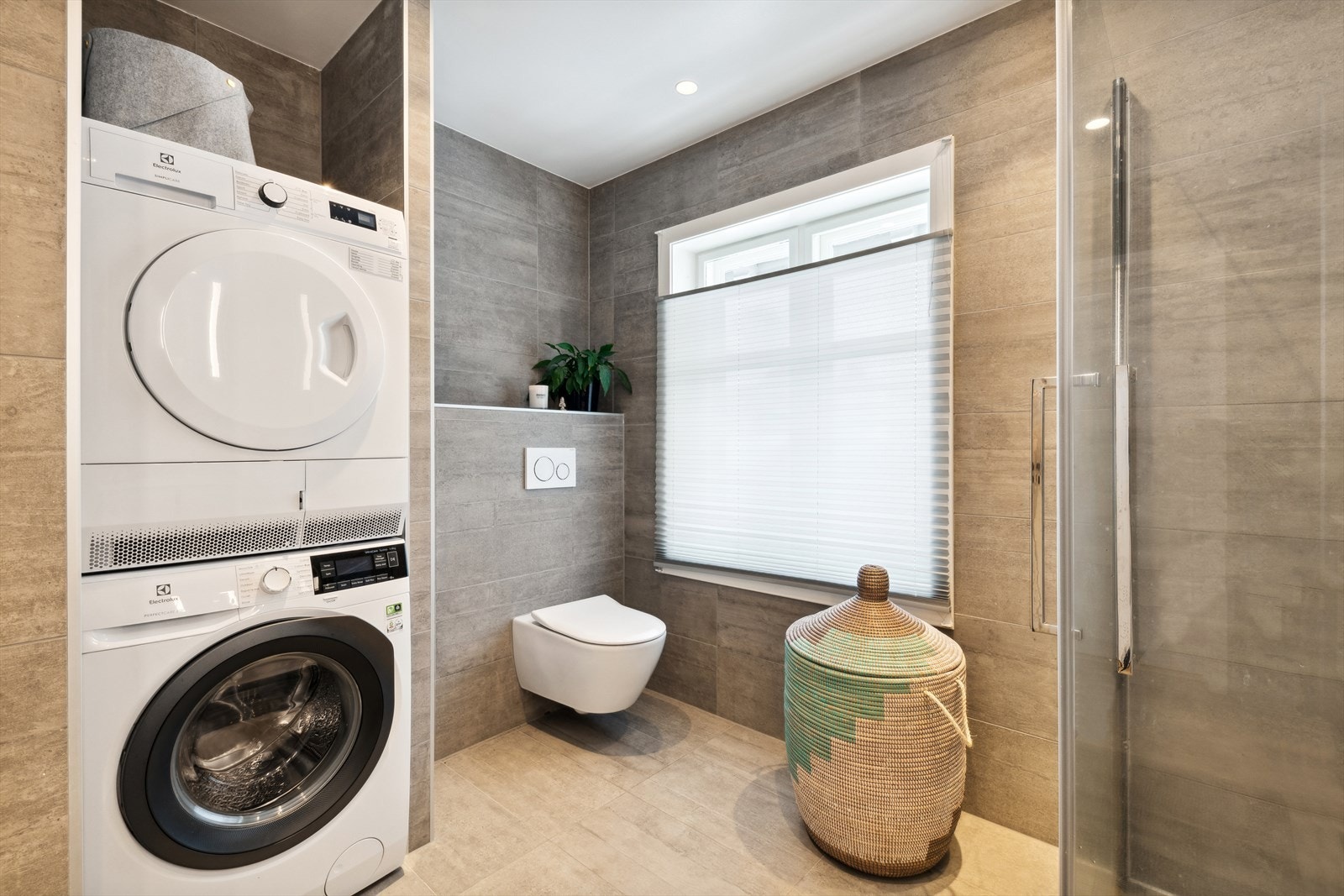 Det delikate badet som ble pusset opp i 2018 har flislagt gulv med elektriske varmekabler og downlights i taket. Galleribilde