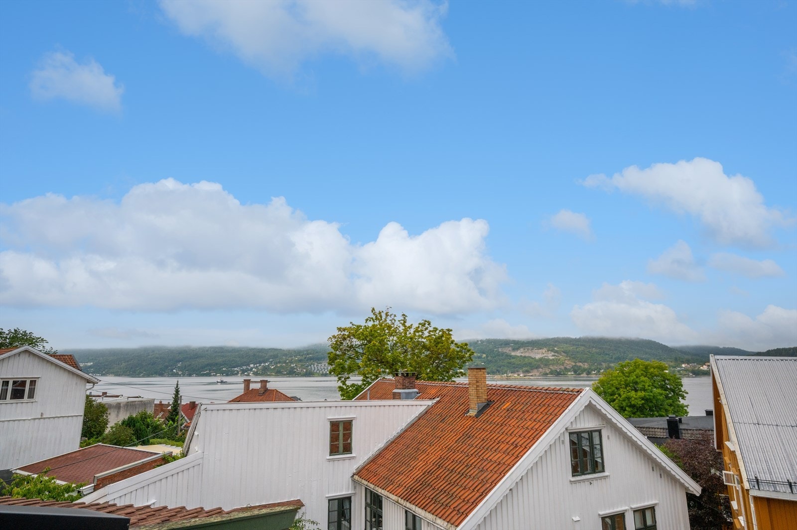 Flott fjordutsikt fra takbalkong Galleribilde