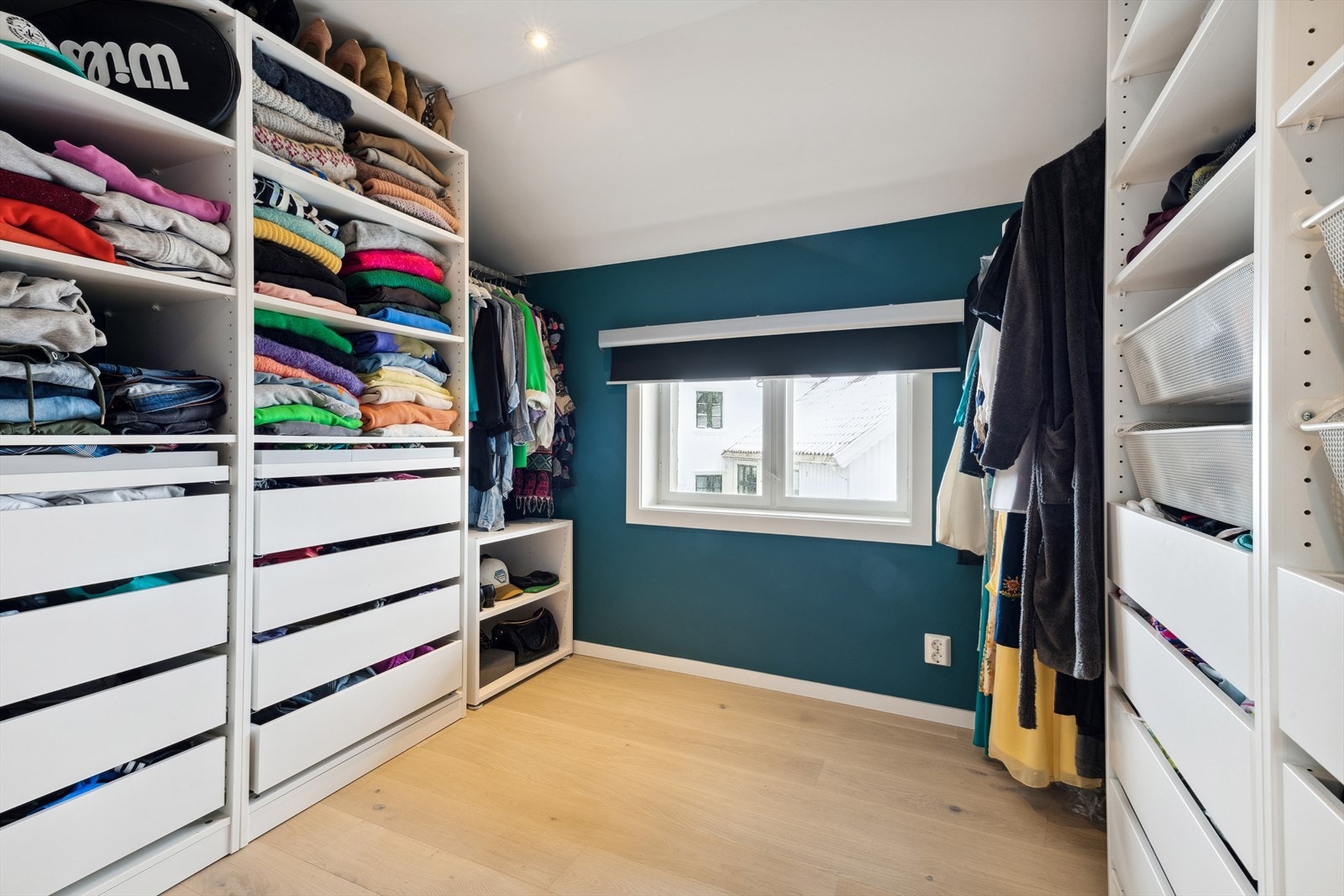Stor walk-in garderobe. Galleribilde