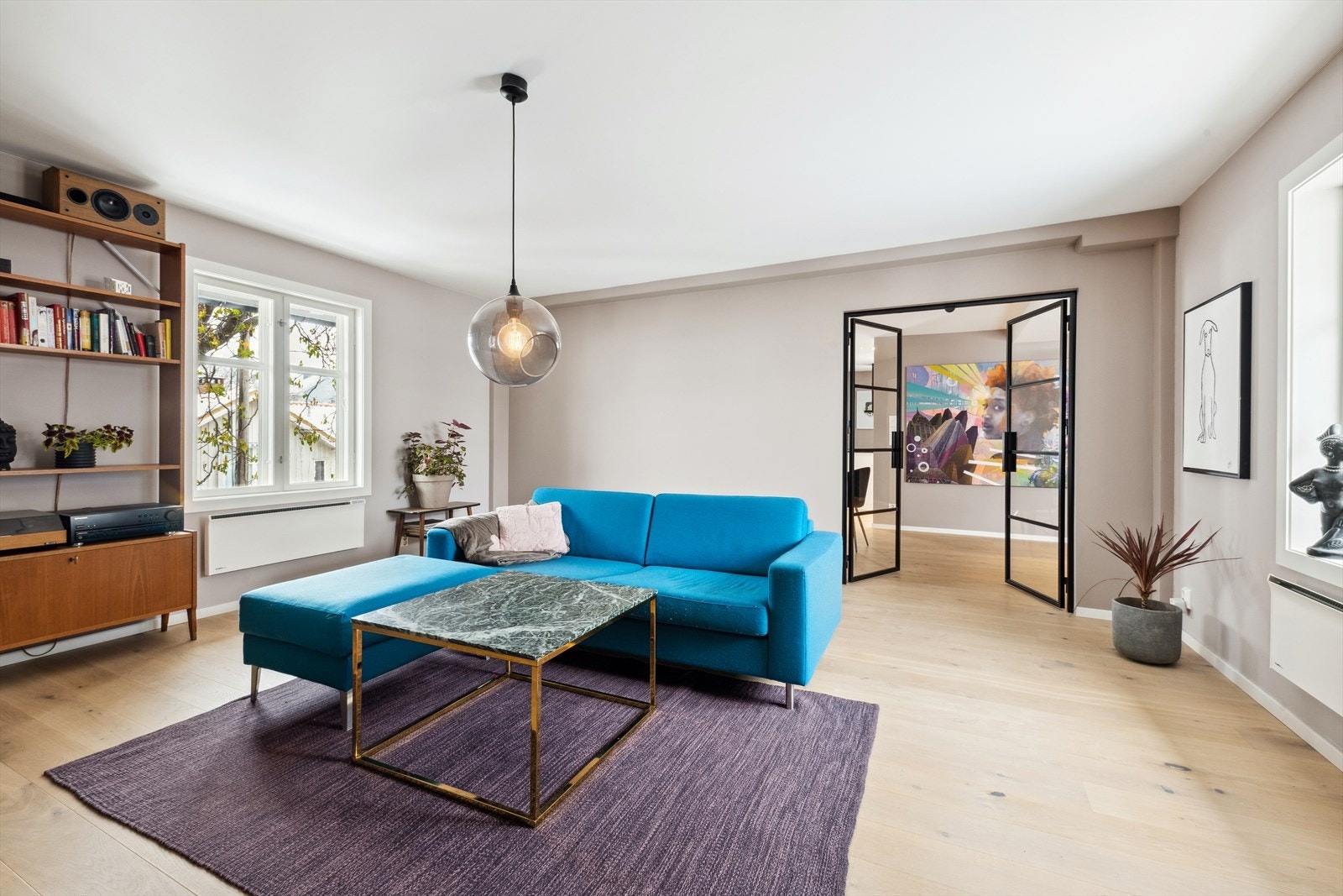 Stue med peis - Lekkert adskilt fra spisestuen Galleribilde