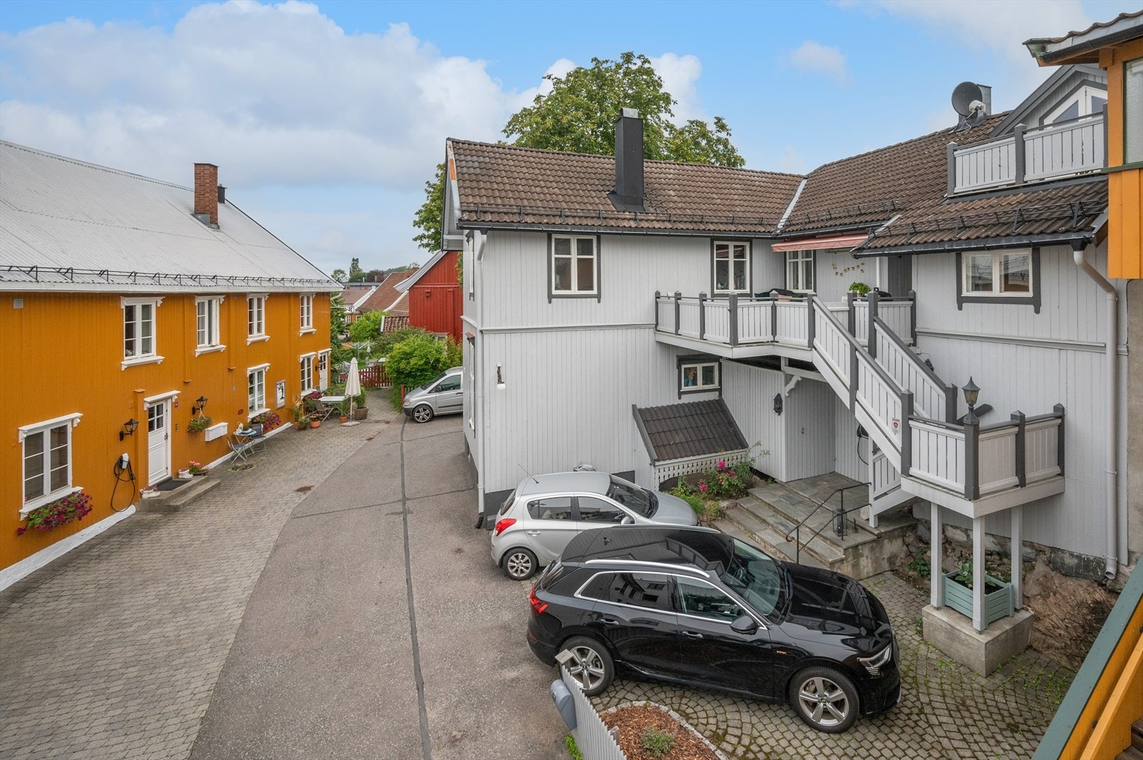 Parkering til inntil to biler (kommer an på størrelse), og elbil-lader på eiendommen. Galleribilde