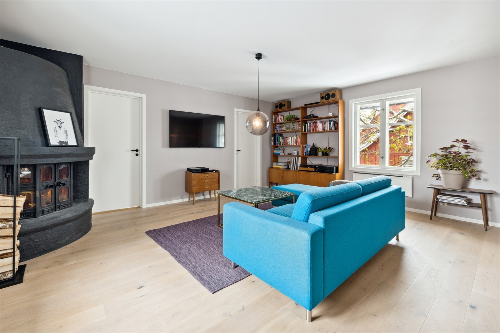 Hyggelig stue med inngang til 2 soverom Galleribilde