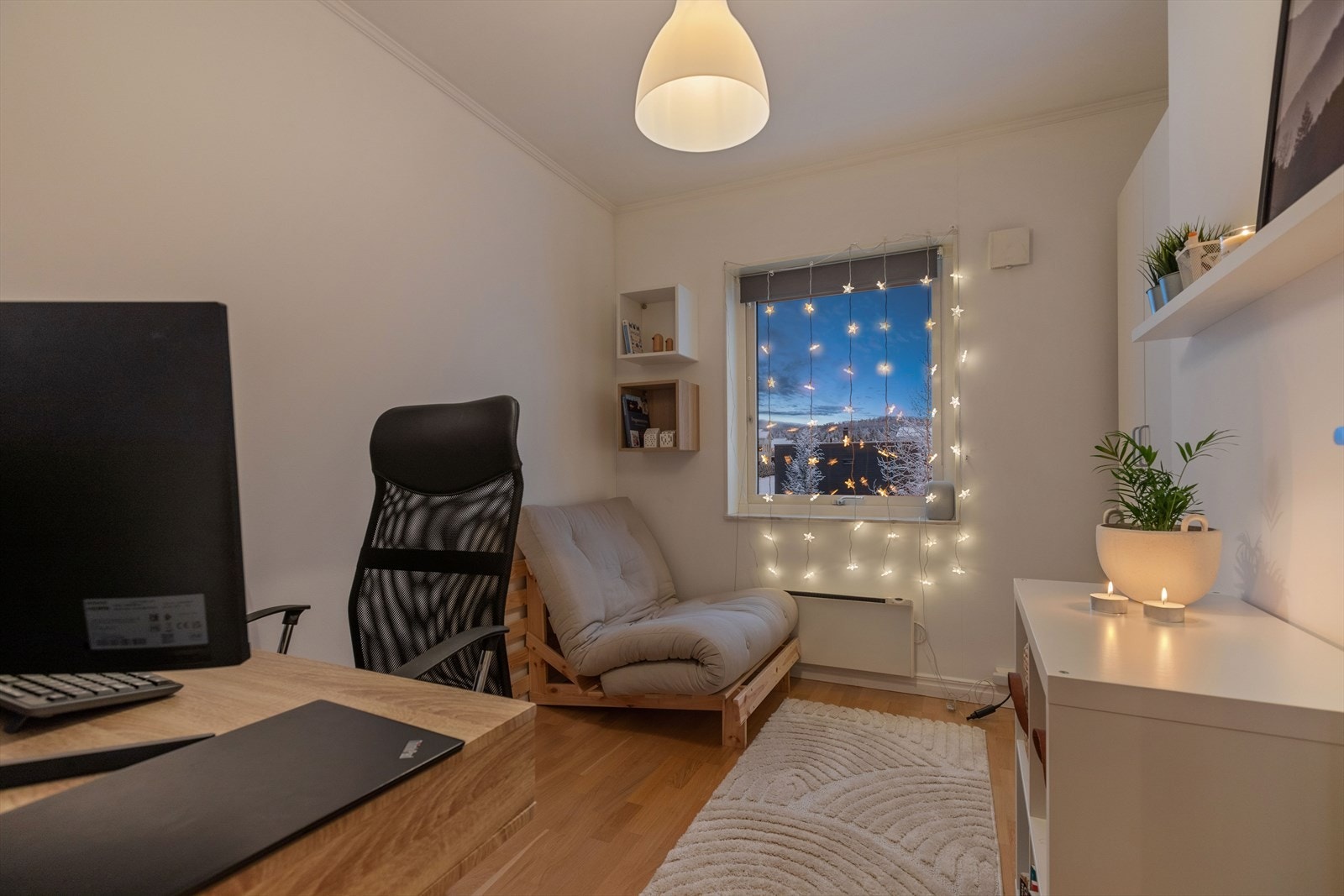 Alle soverommene holder en god størrelse og har plass til seng og tilhørende soveromsmøblement. Galleribilde