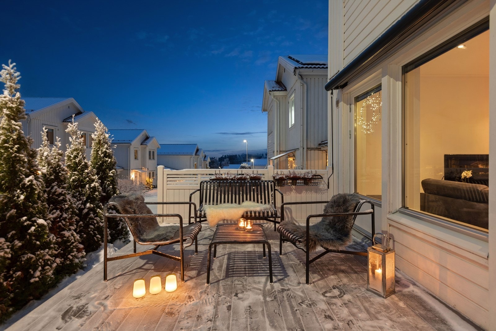 Terrassen ved inngangspartiet er på 21 kvm og byr på kveldssol. Fra terrassen ved inngangspartiet er det også utsikt mot Glomma. Galleribilde