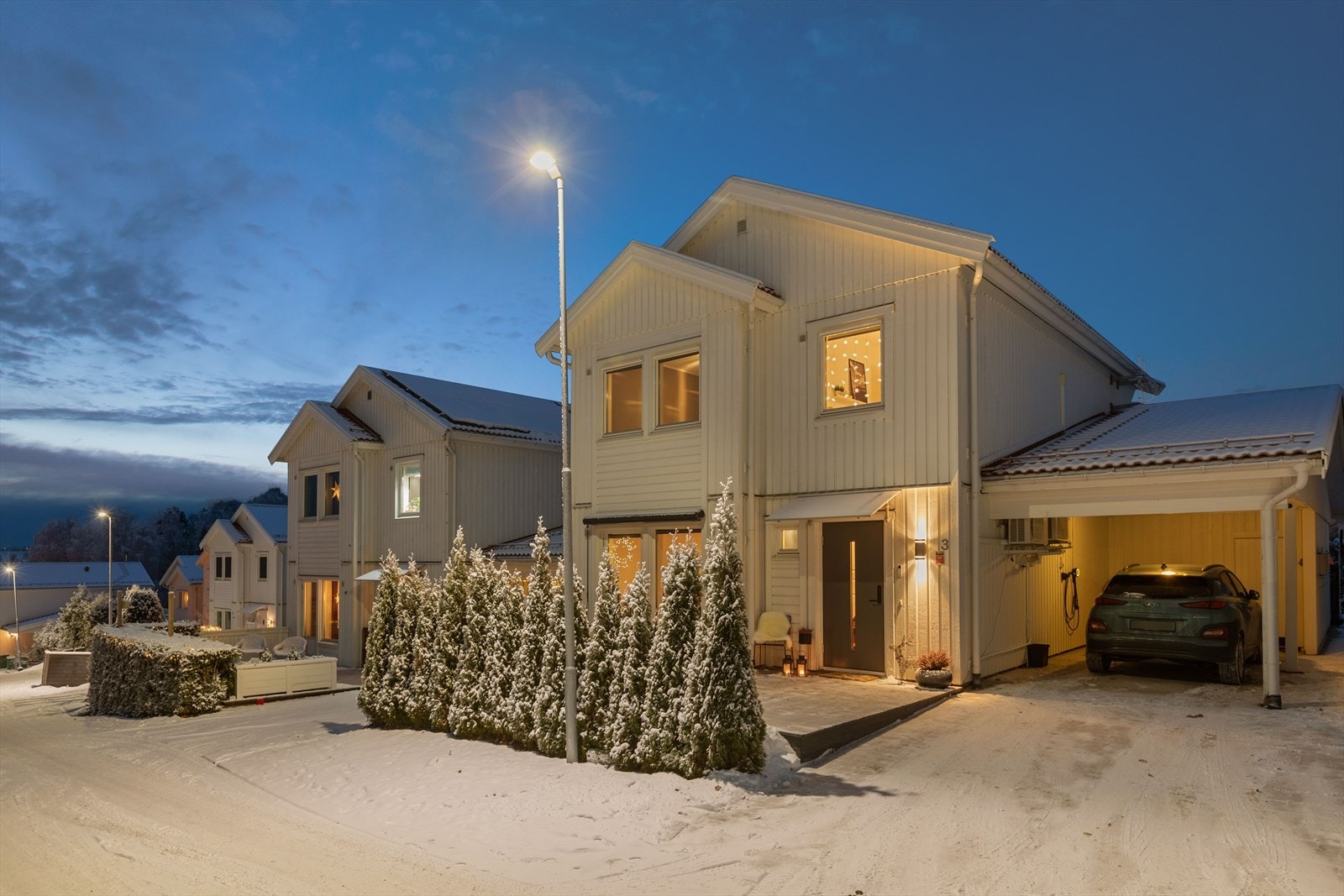 Fra boligen er det gangavstand til skoler og til togstasjon, samt kort vei til dagligvarehandel. Galleribilde