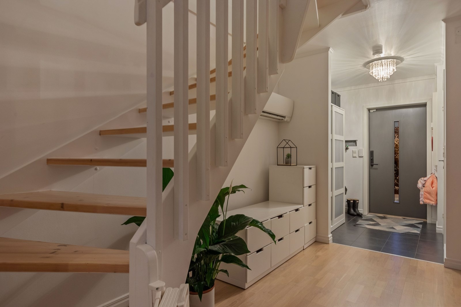 Entréen fremstår som lys og gir et godt førsteinntrykk av boligen. Vel innenfor ytterdøren er det en koselig entre med fliser, gulvvarme og en pen trapp opp til 2.etasje. Galleribilde