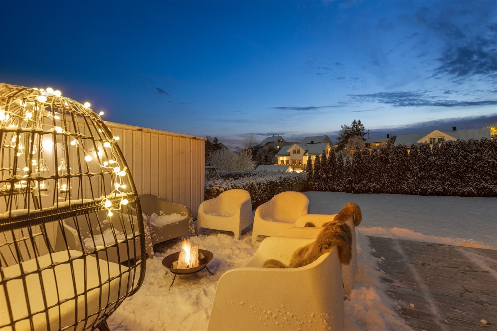 Stor terrasse og hage. Galleribilde