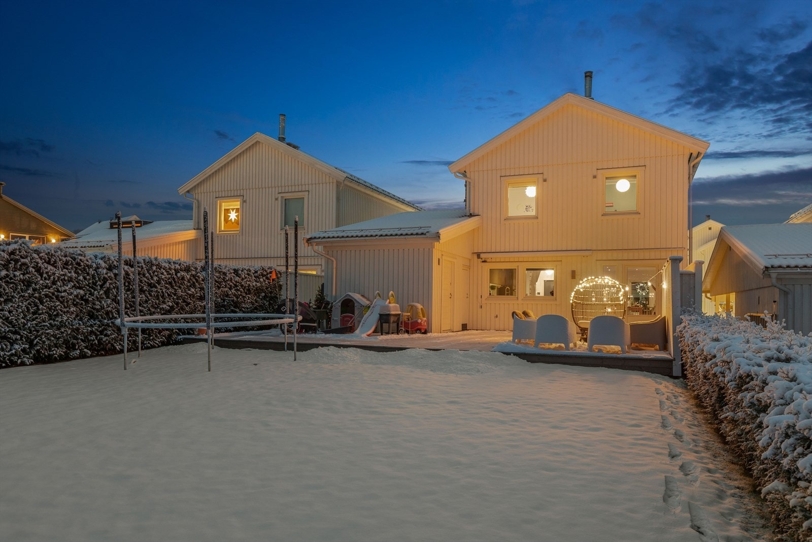 Tomten er relativt flat og opparbeidet med en flott, stor og skjermet hage. Galleribilde