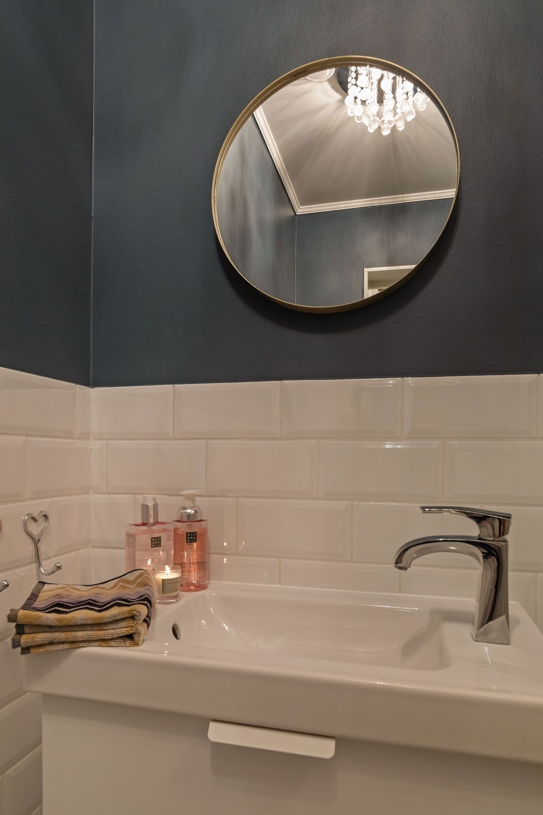 Toalettetrommet ligger strategisk plassert ved entreen i første etasje. Toalettrommet har servant og gulvstående toalett. Galleribilde