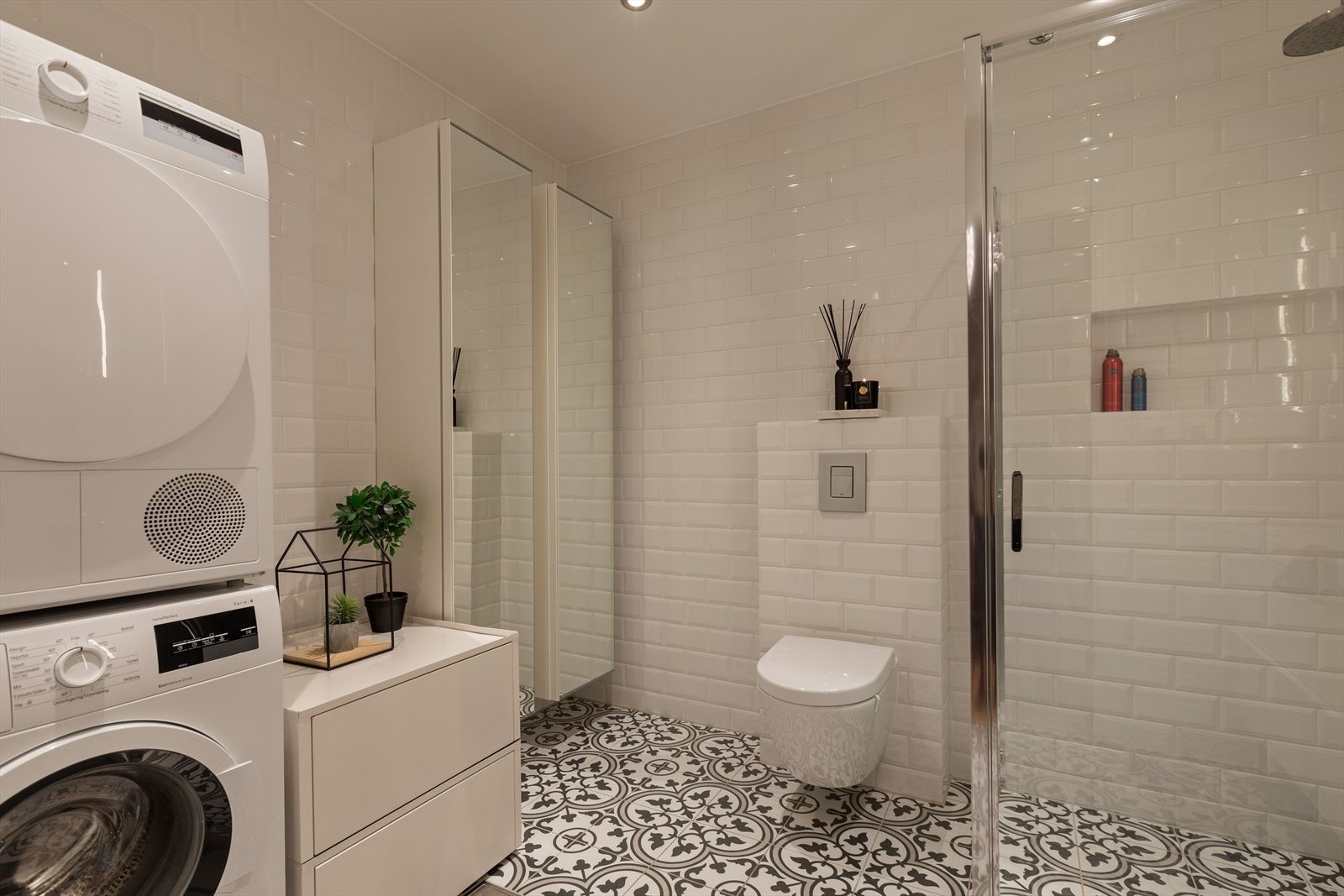 Badet er pusset opp i 2018 med flis på flis. Her er det flislagte vegger og himling med downlights. Galleribilde