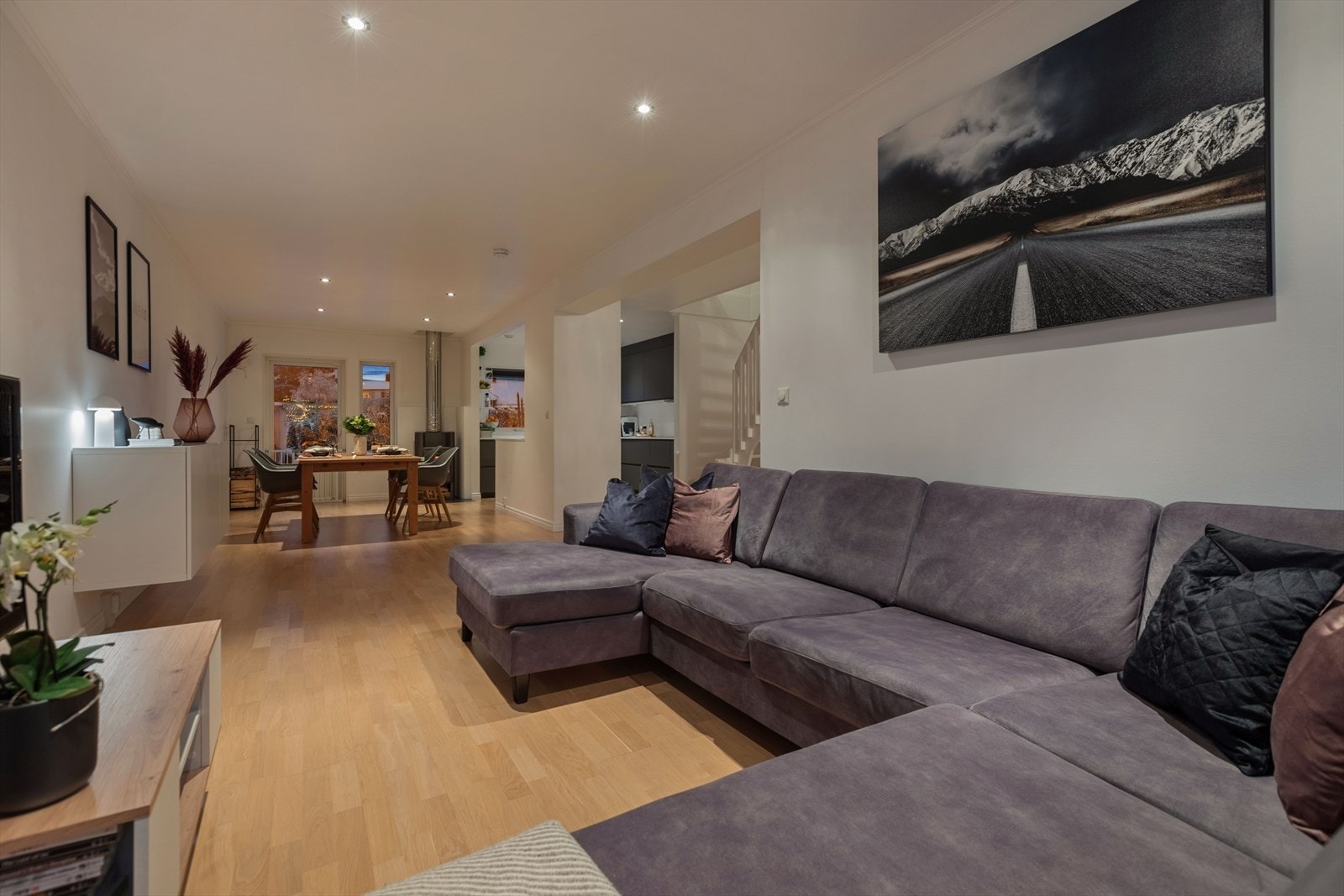 Selve hjertet i boligen er den elegante stuen med gode møbleringsmuligheter. Stuen er malt i lyse farger, noe som gir en god romfølelse. Galleribilde