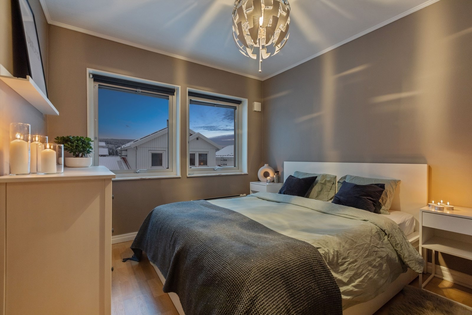 Hovedsoverommet fremstår som meget pent, med lune veggflater og fantastisk utsikt over Glomma. Rommet har også flere garderobeskap med god plass til klær. Galleribilde