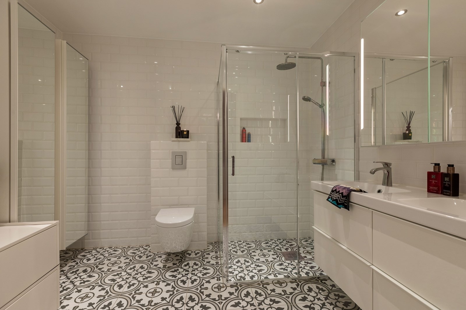 Boligen inneholder et toalettrom i 1.etg og et delikat bad/vaskerom i 2 etg. Galleribilde