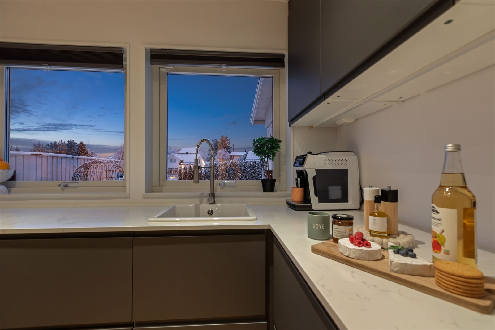 Kjøkkeninnredningen er delikat og praktisk med god skap- og benkeplass. Galleribilde