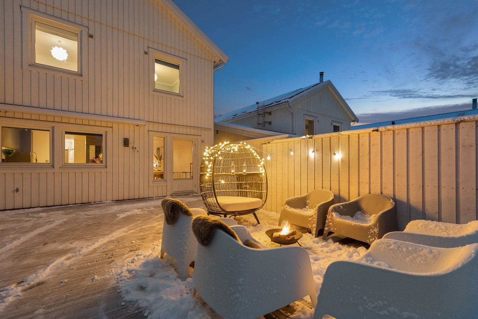 Her er det en markterrasse på 67 kvm med gode solforhold fra morgen til ettermiddag, og flere møbleringsmuligheter samt tilgang til bod og carport. Galleribilde