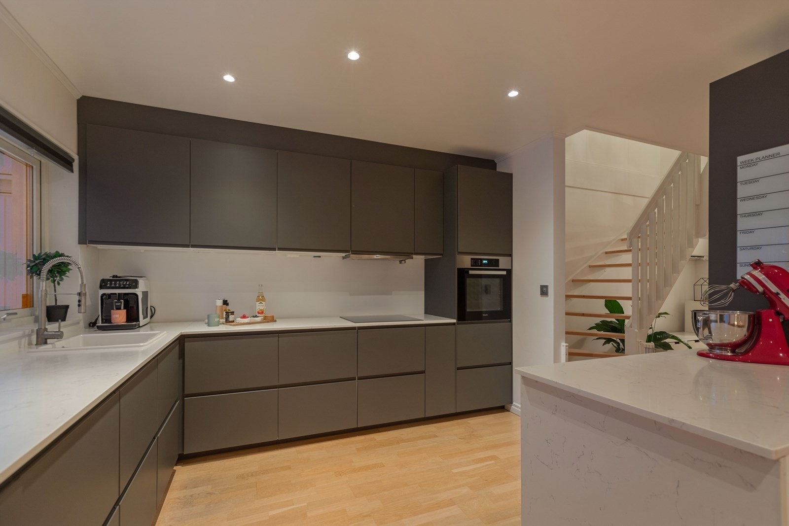 Innredningen har lyse profilerte fronter og takhøye skaper. Kjøkkenet har integrerte hvitevarer som platetopp, stekeovn og oppvaskmaskin. Galleribilde