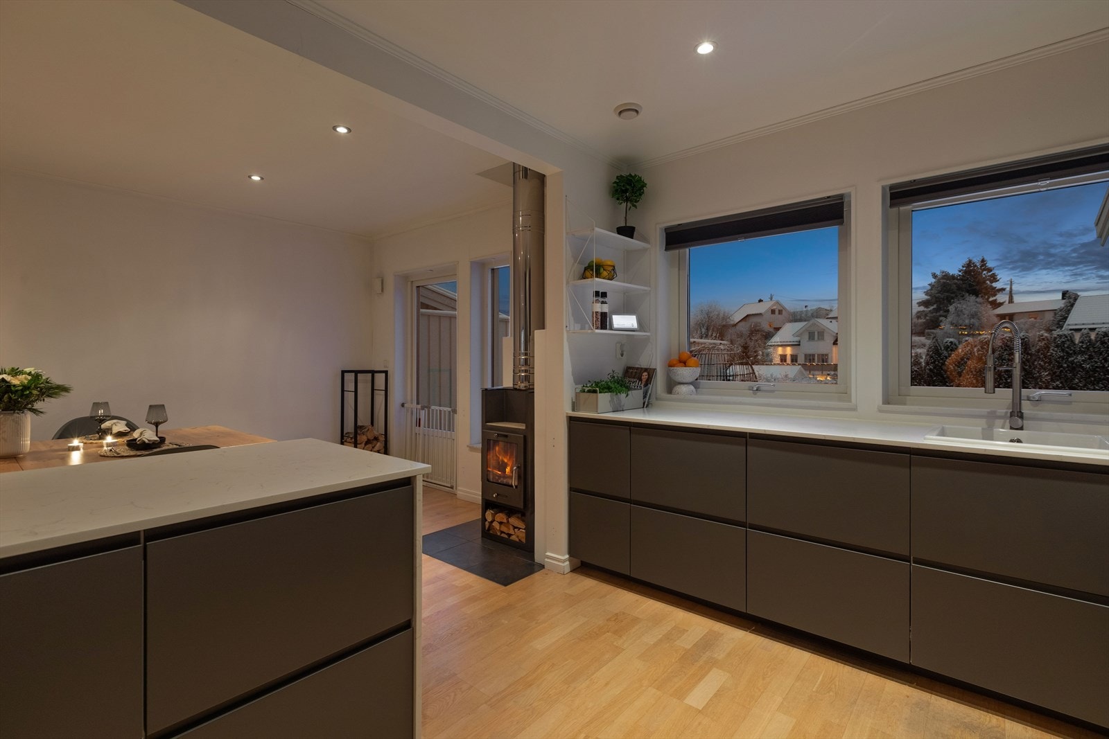 Boligen har et flott og moderne kjøkken med åpen løsning mot stue. Galleribilde