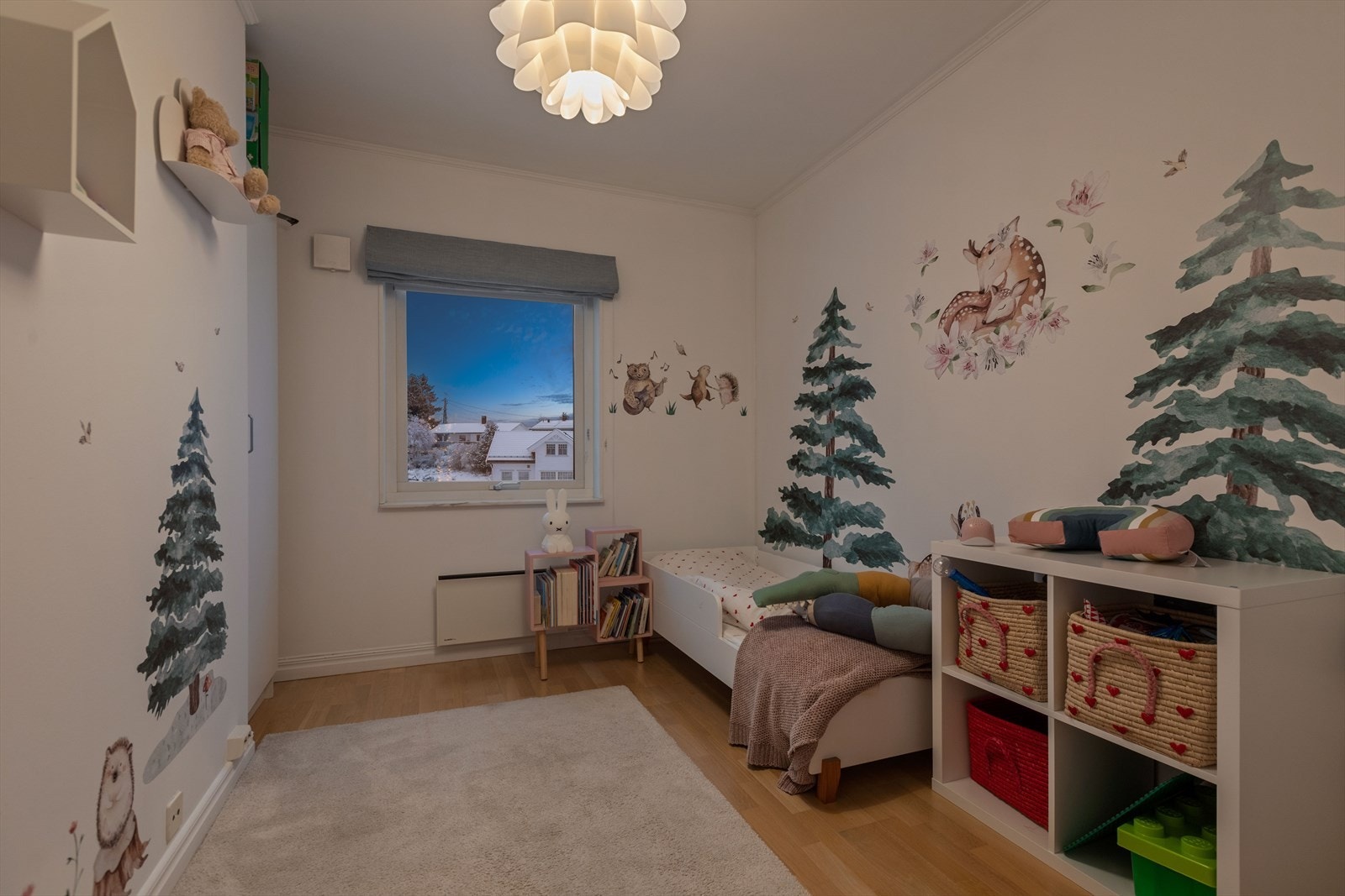Trivelig barnerom med god plass til alt som trengs. Galleribilde